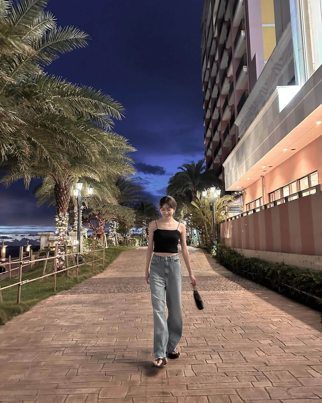 のインスタグラム：「. この日の服の質問が多かったのでタグ付けしておきます 夏の定番スタイル🙆🏻‍♀️」