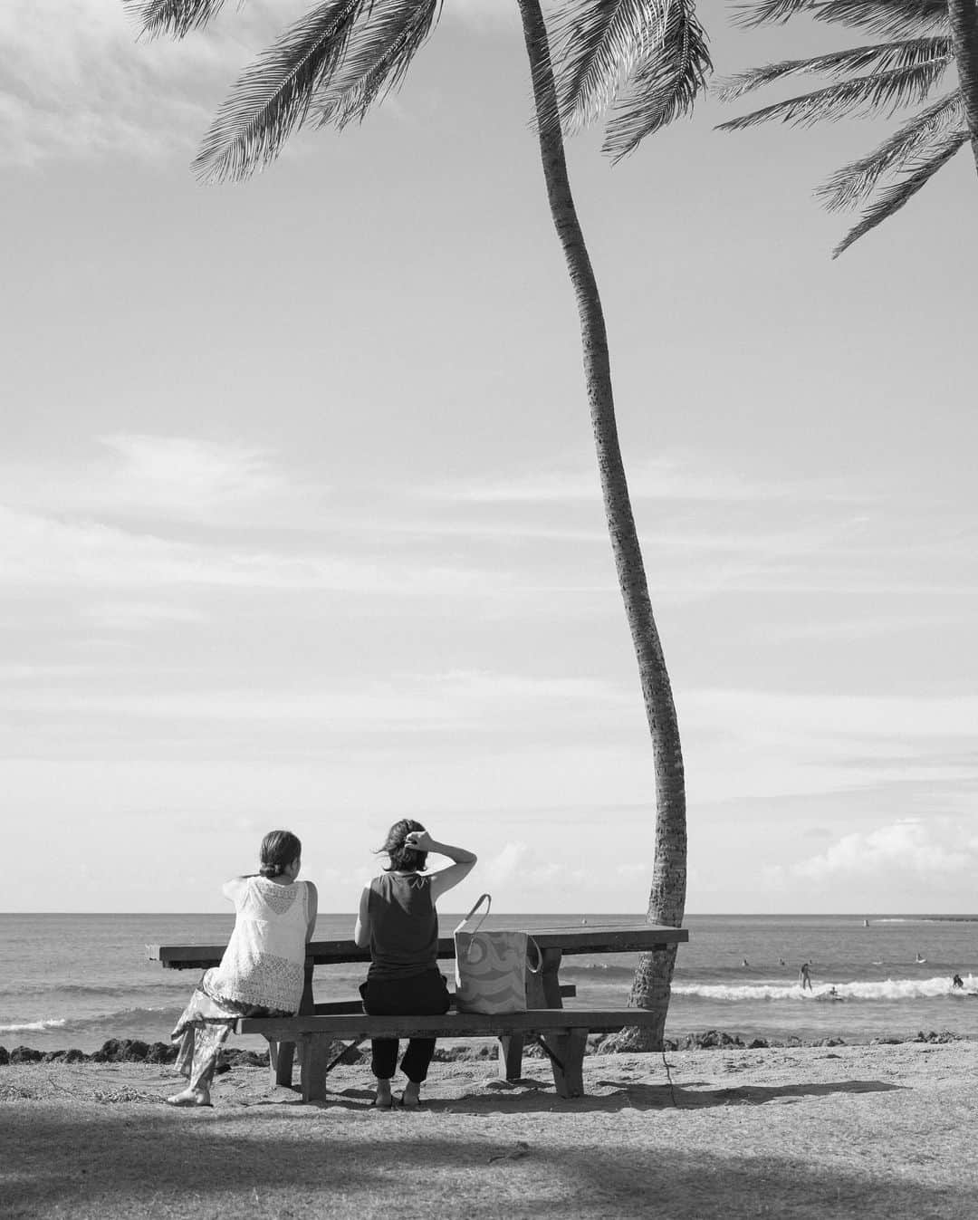 tammychannnさんのインスタグラム写真 - (tammychannnInstagram)「A week in Hawaii 🥣🌱  母と娘とおばの、“さんにんハワイ旅”  ずっといつか行けたらいいねぇ。と 夢に見ながら、家事に介護に 忙しなくしていたふたり。 まさかその日がやってくるなんて。  そんな母とおばには、思いっきり リフレッシュしてもらいたくて ハワイらしいことをして楽しみました。  おばの、手書きメモにあった ハワイでやりたいことリスト🗒️の 「おしゃれなワンピース着てディナー」は、 物価が高くて我慢してしまったけど 食材を買ってみんなでワイワイしながら自炊。が 私たちらしくてよかったね🕊️  'じぶんのためだけに使える時間'があるって どれだけ貴重なことだろう✴︎  今回の旅も、ハワイアンエアラインで。@hawaiianairlinesjp   またいつかみんなで行けるといいね🤍  わたしが訪れたハワイの様子はGENIC WEBにも掲載予定です。  記事が公開されたらお知らせします。 お楽しみに。  #おまたせハワイ #ハワイ旅行」7月21日 21時15分 - tammychannn