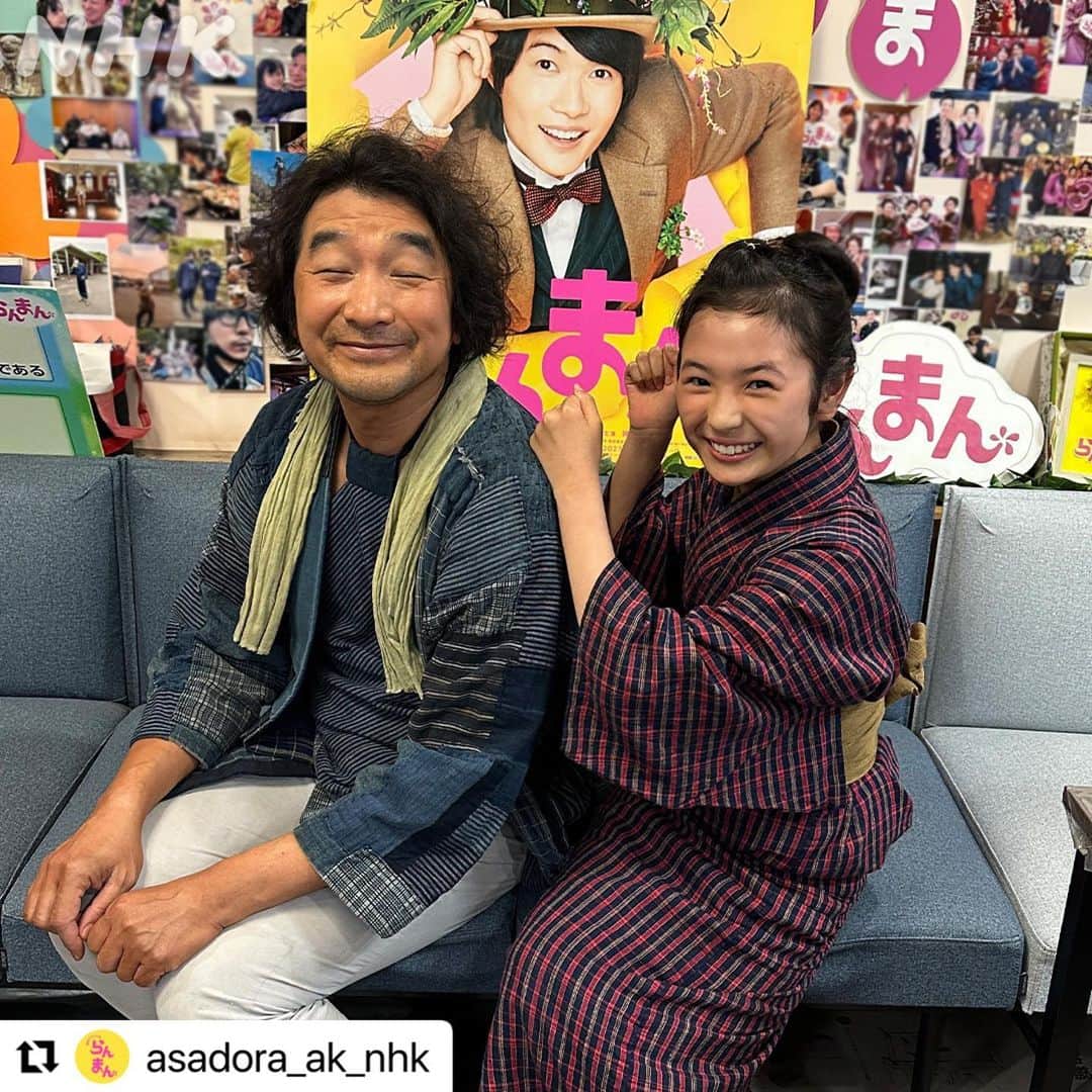 池田鉄洋のインスタグラム：「福治と小春  いつも現場で子供たちのお姉さん的に、優しく気を配っている、小春こと山本花帆ちゃん。ほんっと、素敵な女優さん。あ、元アニーだって知ってた？　撮影の合間に、長屋の中でミュージカルの話で、盛り上がったよね。 いつもニコニコしていて、現場のムードメーカーでした。まだまだ若いのに、凄い！　  #らんまん #及川親子」