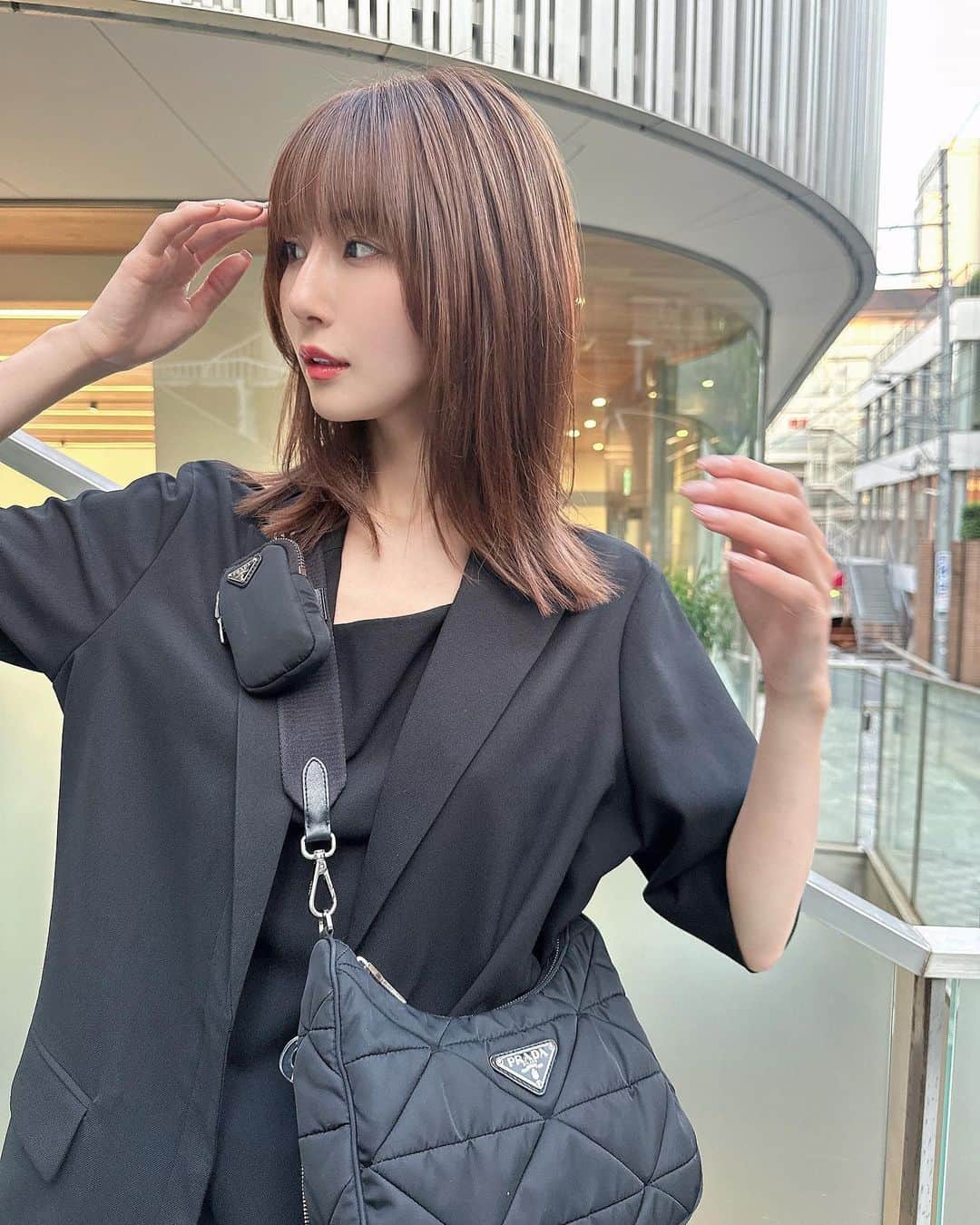 蒼川愛さんのインスタグラム写真 - (蒼川愛Instagram)「髪色が今とっってもいい感じに色落ちしてて好き🤍 . @hoshishion いつものカットと根元少しリタッチしてもらいました✂️❤︎ いつもありがとうございます🫶🏻🫶🏻 .  アプリで撮ったらお目目キラキラ盛れ盛れになってしまった😦🔥  . . #表参道美容室 #表参道 #ヘアカラー #ブラックコーデ」7月21日 21時16分 - tougarashi_suki