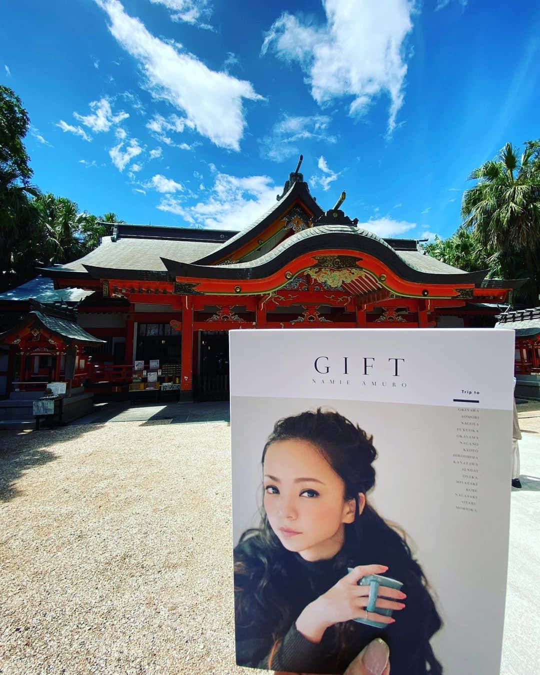 安室奈美恵　ファンアカウントさんのインスタグラム写真 - (安室奈美恵　ファンアカウントInstagram)「GIFT巡り📖´-  安室ちゃんのGIFTで紹介されてる青島神社⛩  神社から見えるエメラルドグリーンの海が最高でした⸜❤︎⸝‍  近くのaoshima dining in the gardenさんで売ってる鳥居ソフト⛩🍦が可愛くて美味しかった⸜❤︎⸝‍  結構歩くので夏行かれる方は熱中症対策して下さい🌿  #安室奈美恵#アム活#namieamuro #amuronamie #gift巡り #青島神社#鳥居ソフト#宮崎観光#鬼の洗濯岩 #青島スイーツ#宮崎スイーツ#マンゴー#宮崎マンゴー#宮崎マンゴーソフト」7月21日 21時16分 - shizuka1119214