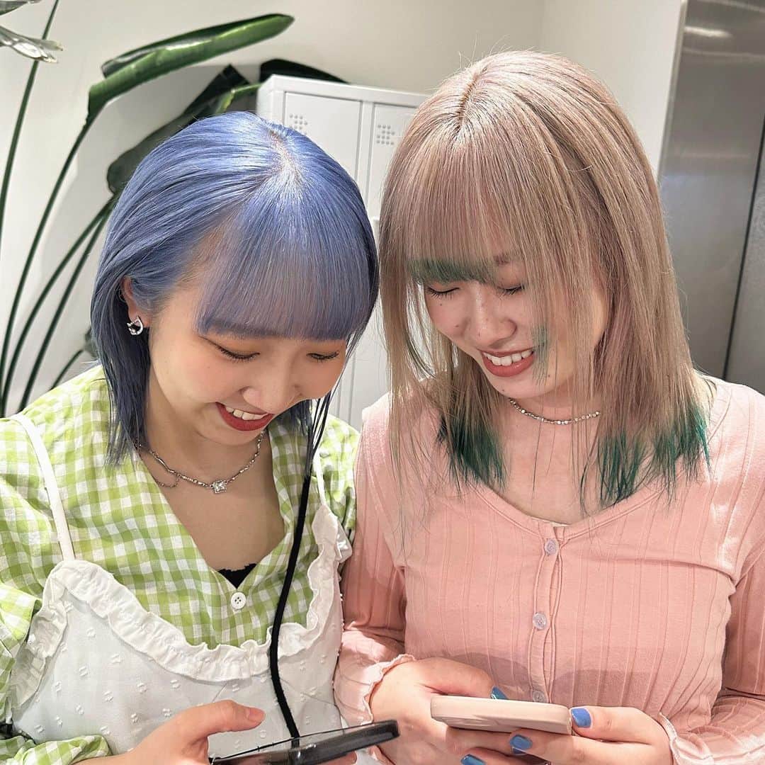 Beleza_official_instagramのインスタグラム：「ペアご予約大人気です♡ dmまでお願いします☺️ ・  色落ちまで綺麗なカラー やわらかいカラー 一人ひとりに似合うカラー お任せください✊🌼🌟 ブリーチは誰に任せるかでダメージが 変わってきます！ ご予約はDMorホットペッパーから お願いします😉💕 Rei指名していただければ 絶対に可愛くします✊ belezaに来たことある方でもRei指名可能です😇 "また会いたい"と思わせます❗️ ・ わからないことがあればDMまでお願いします🤲  黒染め、縮毛履歴はハイブリーチメニューで ご予約ください🤲 記載のお時間より、ブリーチの抜け具合で お時間かかる場合がございます。 当日は長めに見ていただければ助かります。 お任せください♡♡」