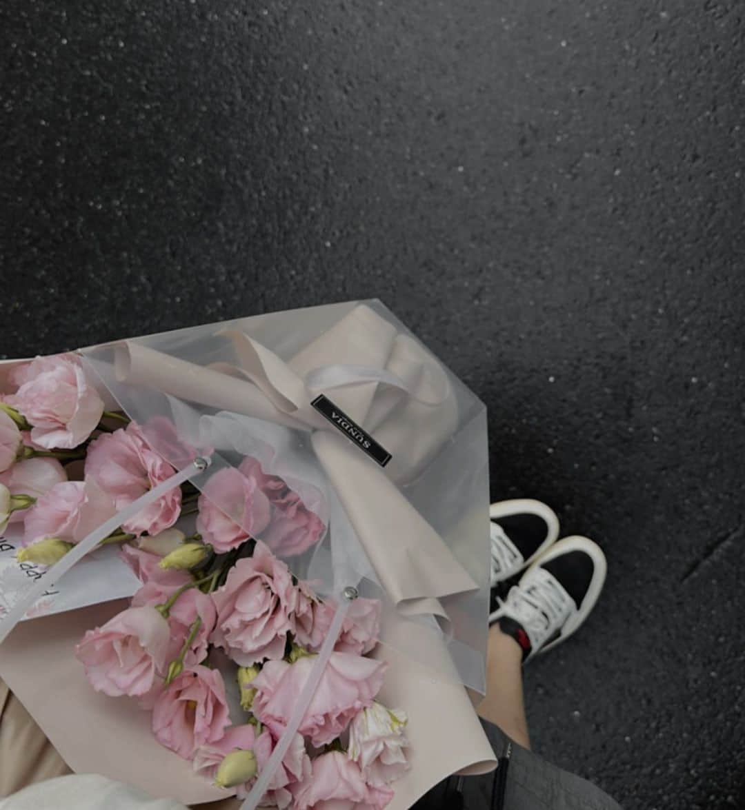 張楚珊さんのインスタグラム写真 - (張楚珊Instagram)「💐 最喜歡的花：桔梗🤍 拿著給朋友的生日花束  走著去餐廳這一段路 心情超級好😆🥰 花真的很療癒耶💗」7月21日 21時17分 - iam33___