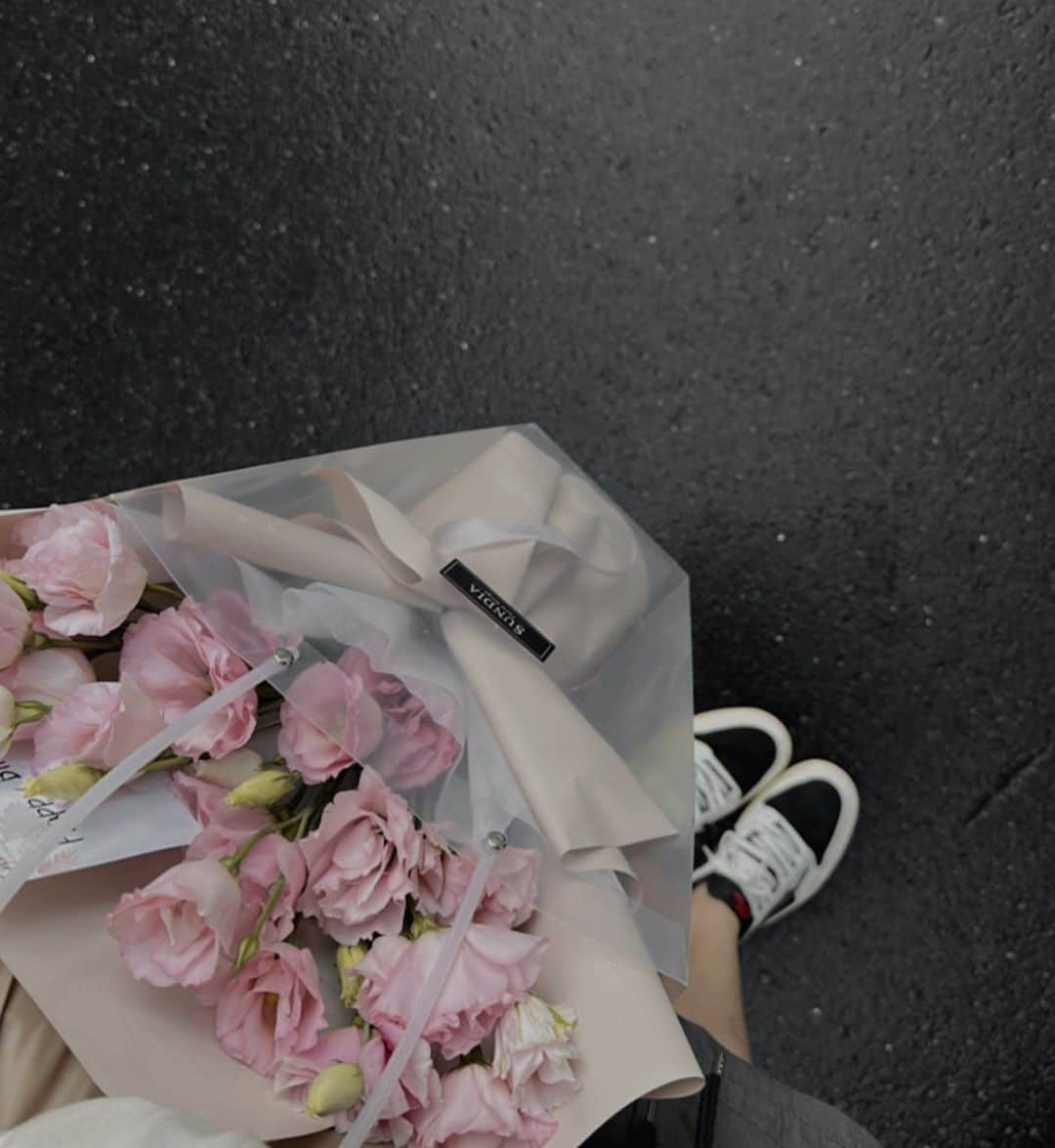 のインスタグラム：「💐 最喜歡的花：桔梗🤍 拿著給朋友的生日花束  走著去餐廳這一段路 心情超級好😆🥰 花真的很療癒耶💗」
