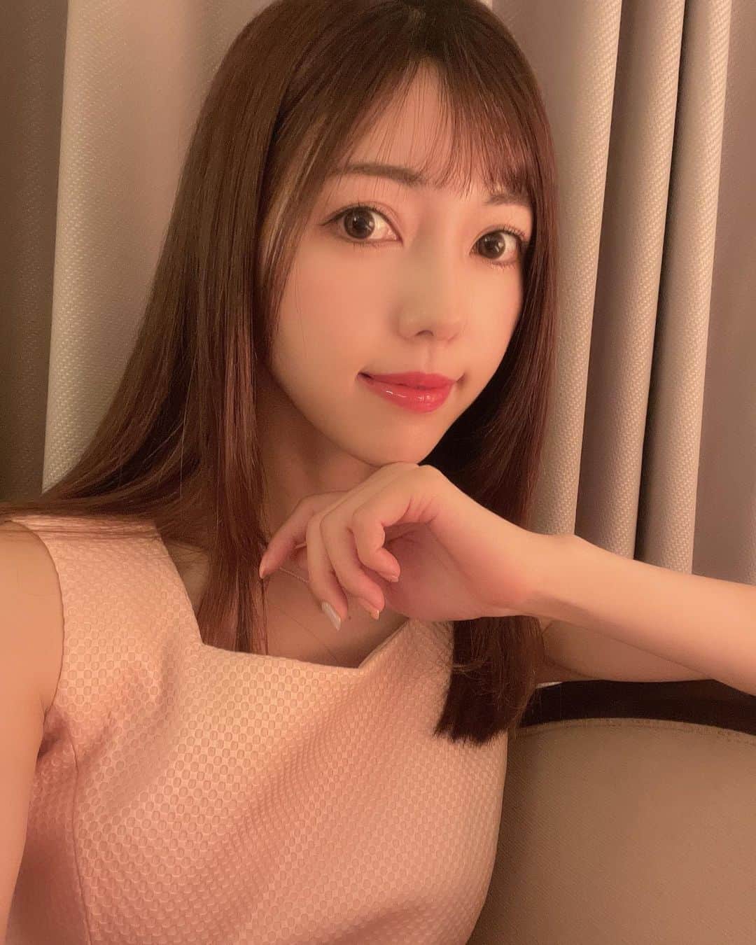 川又智菜美のインスタグラム：「久々にドレッシーなワンピース👗 どうですか？？ ⁡ SBCドリームテニスツアーに 進行役で今回参加させていただいているのですが レセプションパーティーのために このワンピース引っ張り出してきました😂 自撮りではワンピース感わかりませんが…🙄 ⁡ 選手たちもテニスウェアとは違う雰囲気で みんな素敵だったな☺️✨ 選手の皆さんにもお願いして 一緒に撮ってもらった写真もあるので またアップしますね♡ ⁡ 明日、明後日とブルボンビーンズドームで 大会がおこなわれます！！ 観戦は無料なので、ぜひいらっしゃれる方 足をお運びください😆 ⁡ #ワンピース #おめかし 😂」