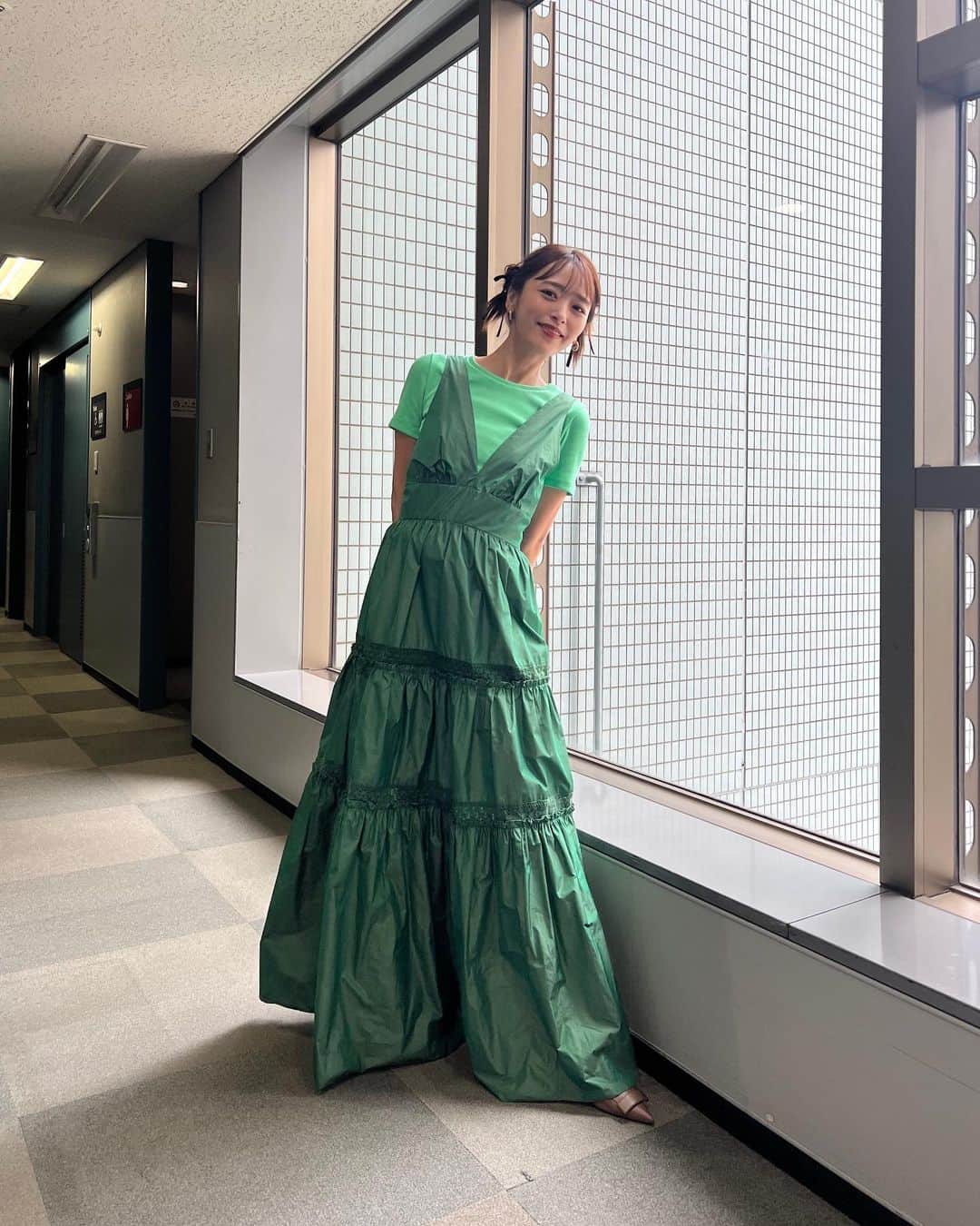 近藤千尋のインスタグラム：「今日の私は龍角散と共に生放送を過ごしました📺笑 ラヴィットありがとうございました💗 私の低音ボイス🎙️を 楽しくいじってくれた金曜日メンバーが らぶだ❤️☺️笑  インスタ三日ぶりだって、 ちゃんとしないと🤍笑  ops @estnation_jp one-piece @maxandco shoes @sergiorossi #近藤千尋衣装」
