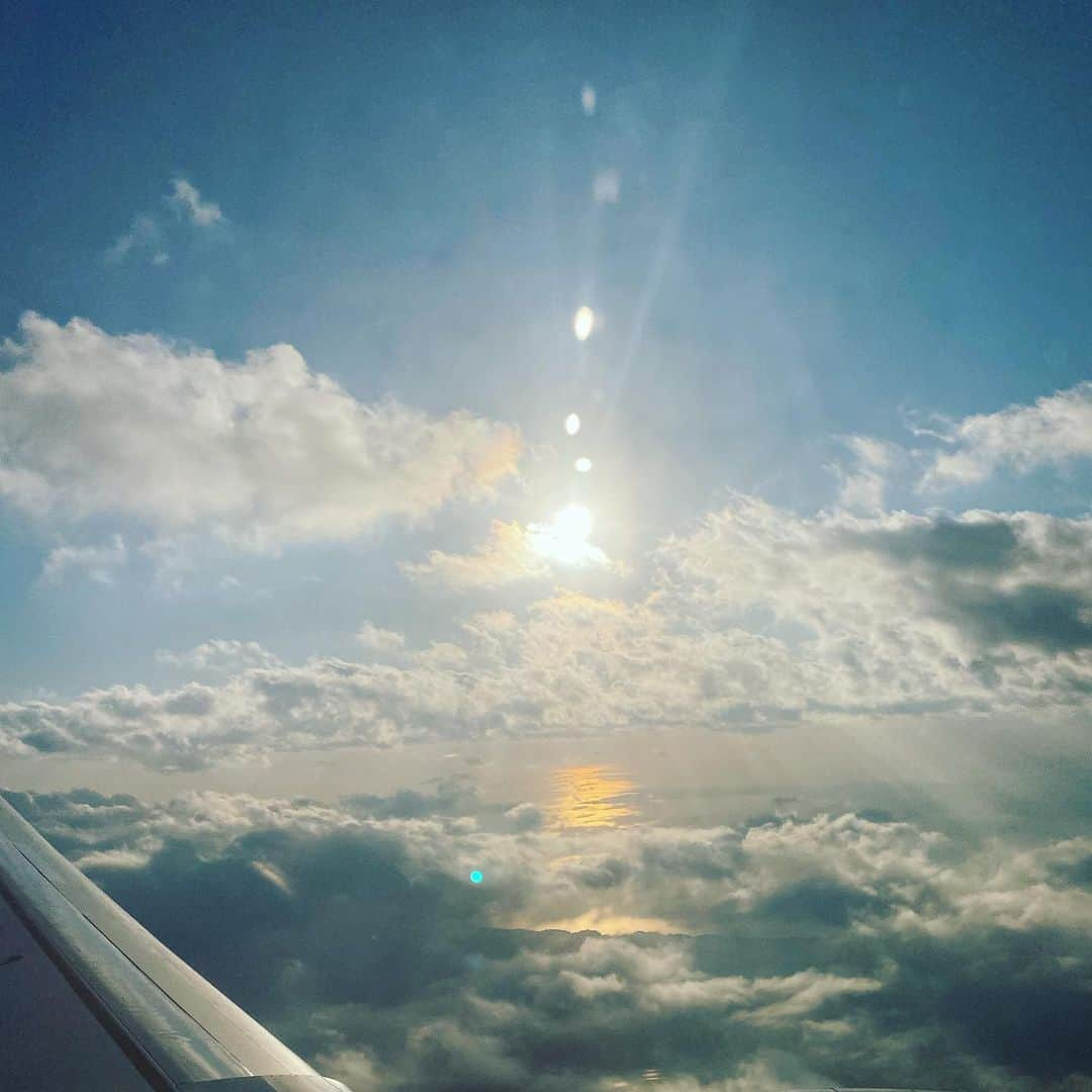 大島璃音さんのインスタグラム写真 - (大島璃音Instagram)「✈︎  突然の空港ファッションとともに 機内から見たお気に入りの空の写真📷☁️  1枚目のカーディガンとバッグは　@agnesb_official  ボタンが並ぶデザインが好きです♡  (だいぶ前のお写真たちです〜)」7月21日 21時29分 - rinon_ohshima