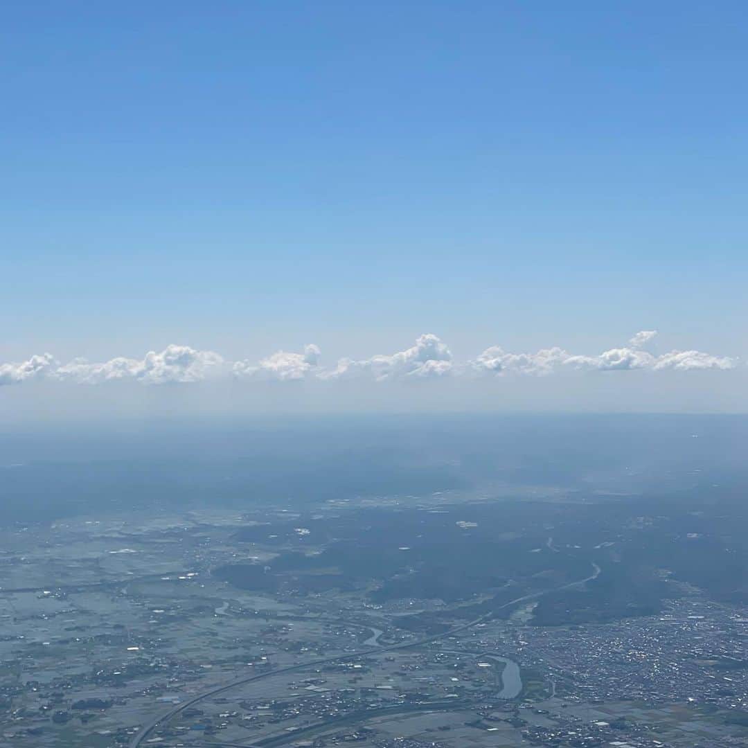 大島璃音さんのインスタグラム写真 - (大島璃音Instagram)「✈︎  突然の空港ファッションとともに 機内から見たお気に入りの空の写真📷☁️  1枚目のカーディガンとバッグは　@agnesb_official  ボタンが並ぶデザインが好きです♡  (だいぶ前のお写真たちです〜)」7月21日 21時29分 - rinon_ohshima
