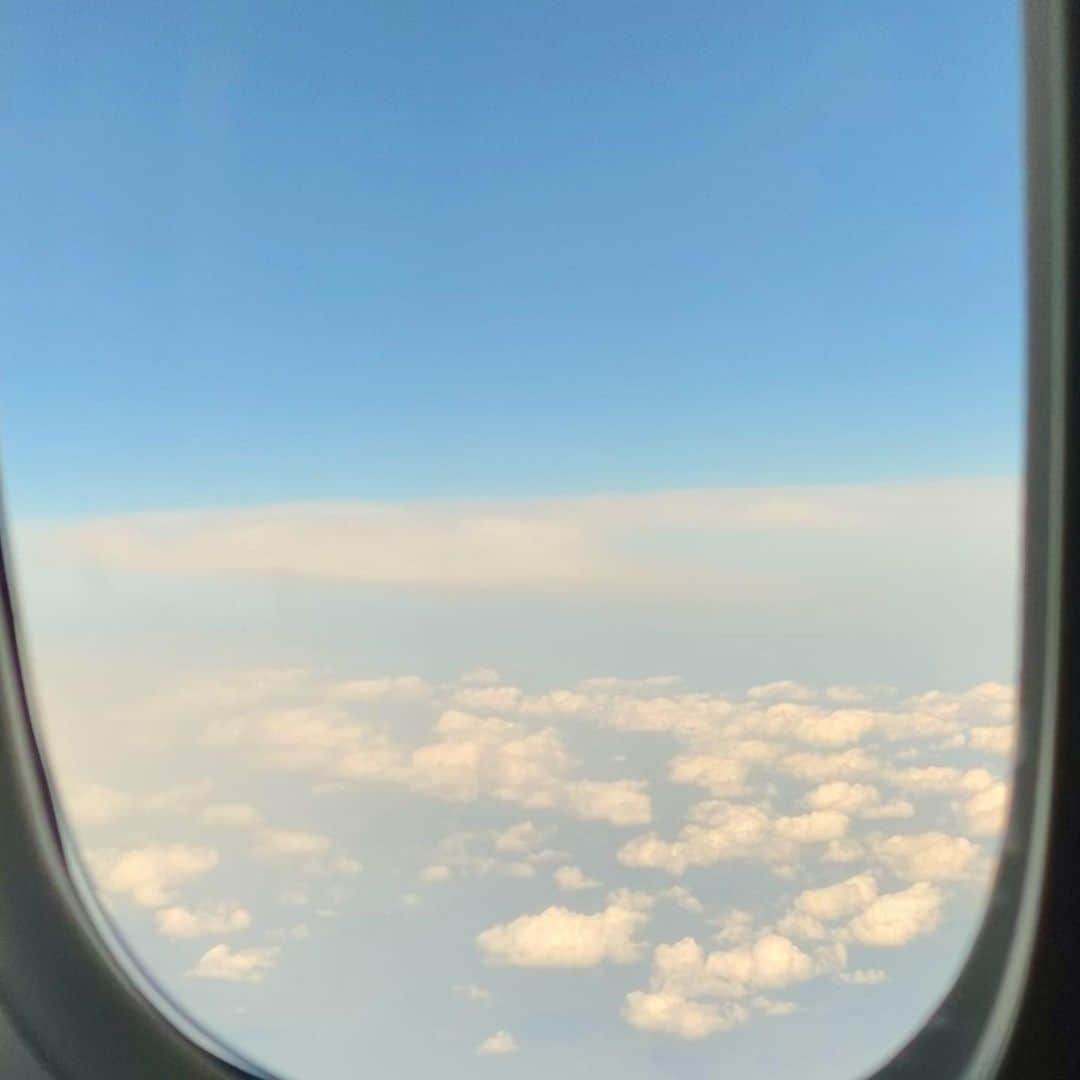 大島璃音さんのインスタグラム写真 - (大島璃音Instagram)「✈︎  突然の空港ファッションとともに 機内から見たお気に入りの空の写真📷☁️  1枚目のカーディガンとバッグは　@agnesb_official  ボタンが並ぶデザインが好きです♡  (だいぶ前のお写真たちです〜)」7月21日 21時29分 - rinon_ohshima