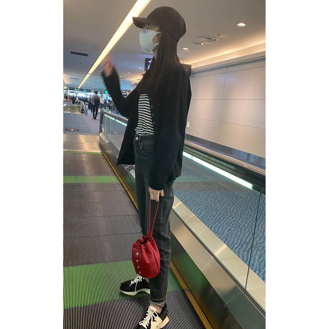 大島璃音さんのインスタグラム写真 - (大島璃音Instagram)「✈︎  突然の空港ファッションとともに 機内から見たお気に入りの空の写真📷☁️  1枚目のカーディガンとバッグは　@agnesb_official  ボタンが並ぶデザインが好きです♡  (だいぶ前のお写真たちです〜)」7月21日 21時29分 - rinon_ohshima