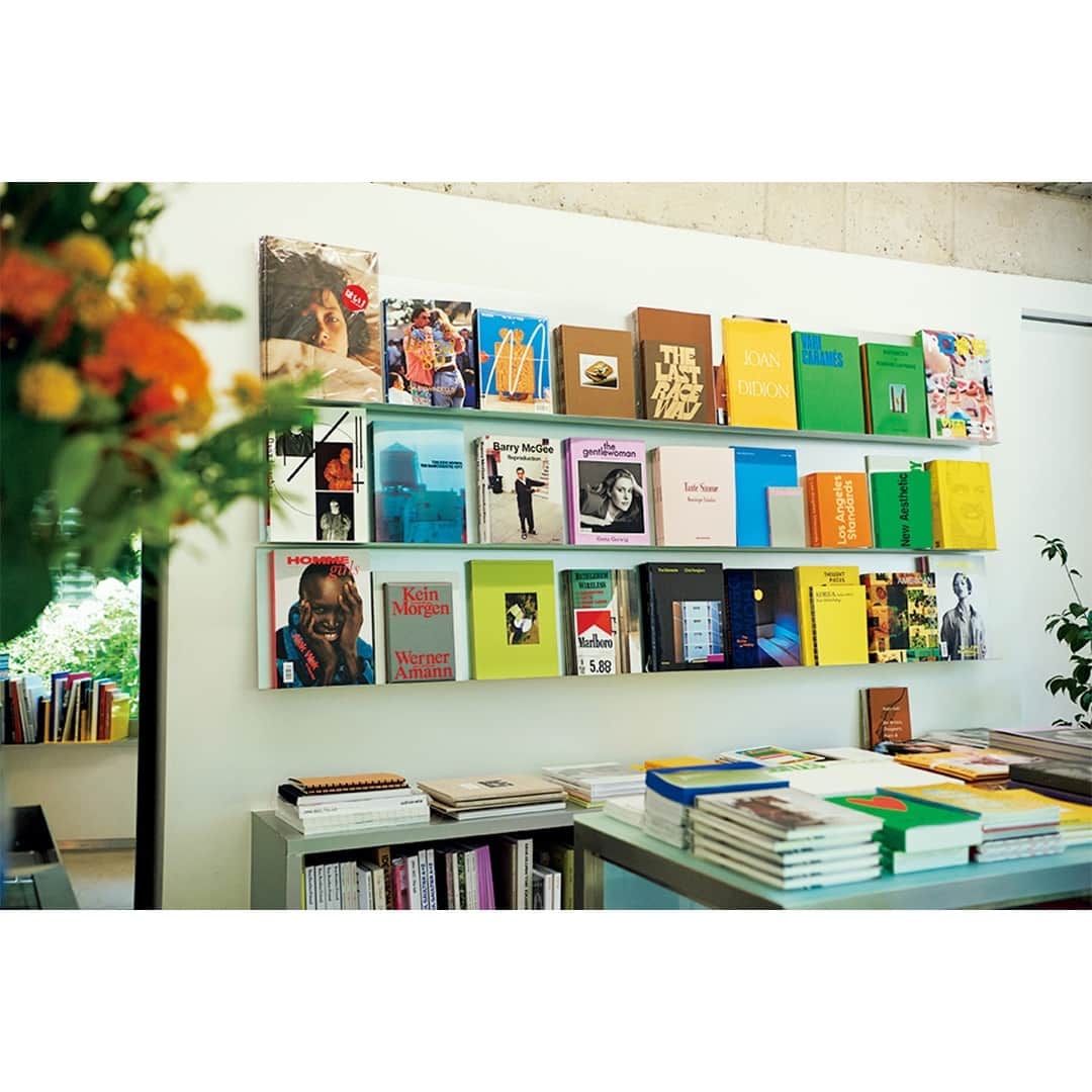 フィガロジャポンさんのインスタグラム写真 - (フィガロジャポンInstagram)「アートもカフェも雑貨も！まるごと楽しめる複合施設、無目的（ムモッジョク）。韓国発のマガジン「magazineB」の編集長、パク・ウンソン（@magazine.b）がソウルでいちばん好きなエリアという西村にある。⁠ ⁠ アートブックが集まる書店 @thephrase_official や、職人の手仕事を重視した雑貨が集まるセレクトショップで、中庭から自然光が降り注ぐギャラリー @mu.mokjeok などが入った小さなビルだ。⁠ ⁠ ウンソンのお気に入りは「仁王山の素敵な風景が望める」というカフェ#仁王山大蟲遊園地 。1杯ずつ丁寧に入れてくれるフィルターコーヒーや自家製の干し柿ロールなどでブレイクを。⁠ 　⁠ 📍無目的　무목적（ムモッジョク）⁠ 46 Pirundae-ro, Jongno-gu⁠ ⁠地下鉄：景福宮（327）2番出口⁠ ⁠ photography: @uechan.jp⁠ ⁠ -フィガロジャポン9月号より-⁠ ⁠ #韓国 #ソウル #無目的 #仁王山 #西村  #magazineb #パクウンソン⁠ #무목적 #ムモッジョク⁠ #madamefigarojapon #フィガロジャポン #マダムフィガロジャポン」7月21日 21時30分 - madamefigarojapon