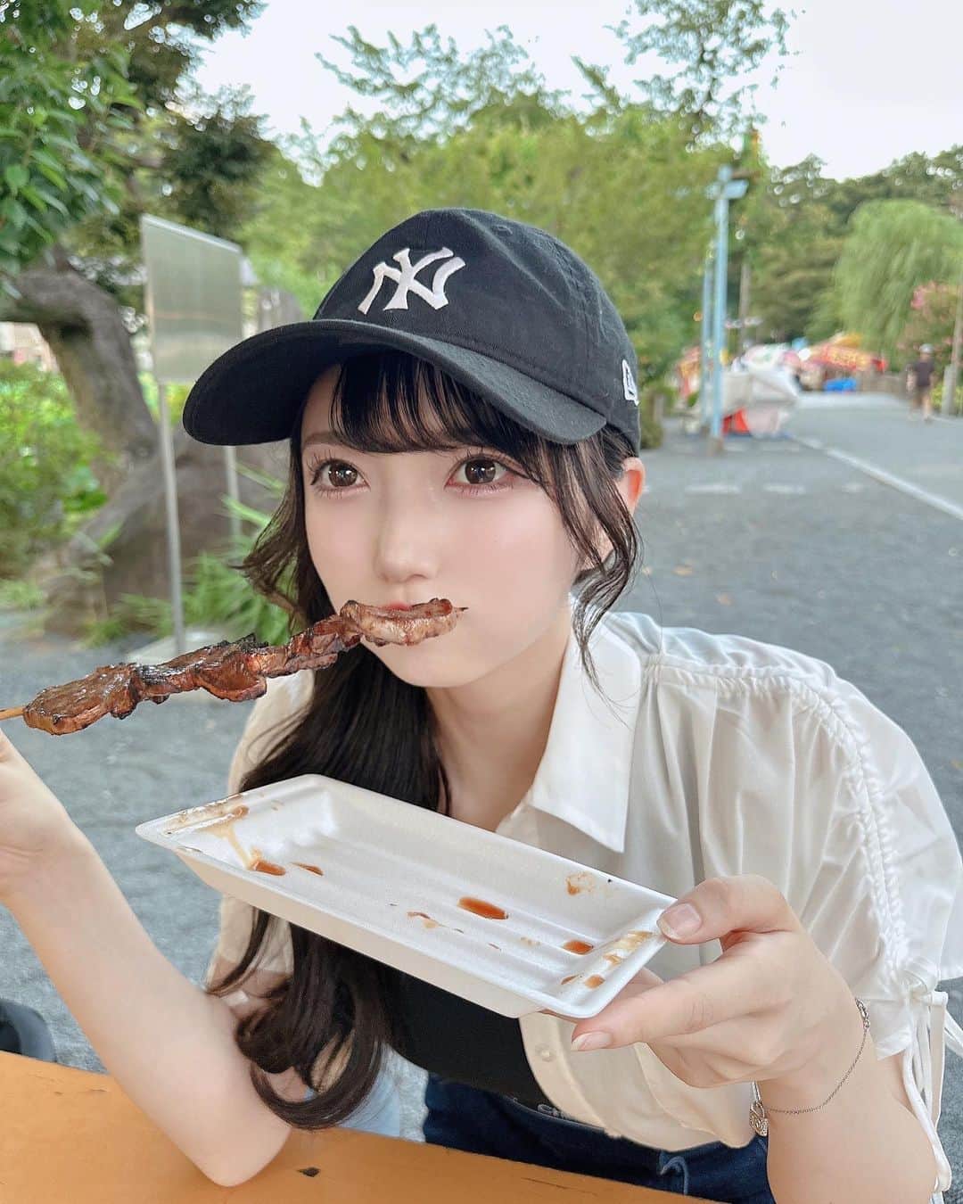 のインスタグラム：「屋台大好きマン  また牛タン串食べてる^^  この日ほぼお客さん居なかったからるんるんだったーーー   #上野  #アメ横  #chico  #cap  #お祭り  #festival  #いいね返し  #フォロー  #牛タン  #photography  #photooftheday  #like  #likesforlike  #kawaii  #love  #me  #instagood  #instadaily  #reelitfeelit  #instalike  #girl  #fashion  #fashionstyle  #ootd  #ootdfashion  #selfie  #goodportraitworld  #daily  #dailylook  #grl」