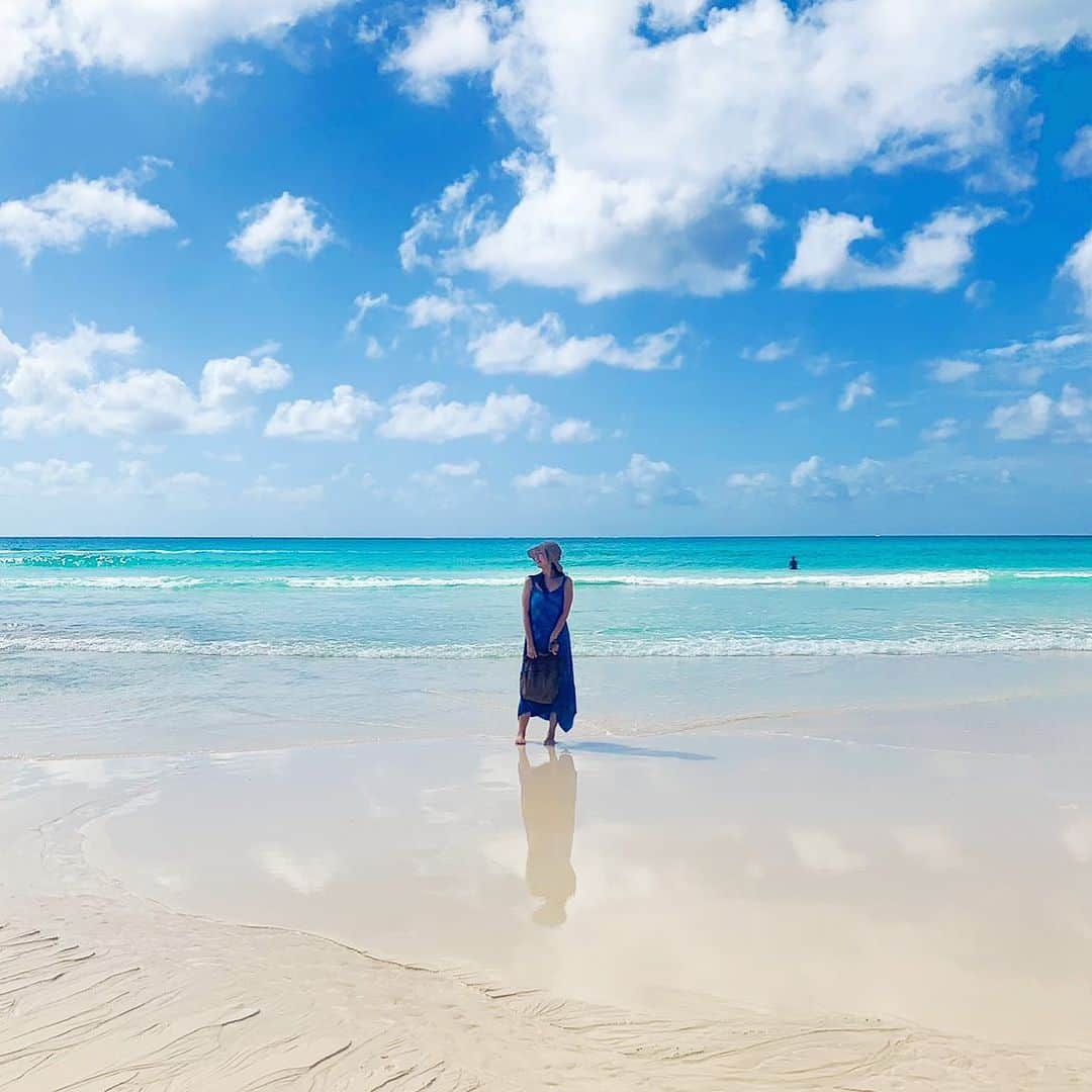 黒木桃子さんのインスタグラム写真 - (黒木桃子Instagram)「📍渡口の浜 / 宮古島  宮古島に行ったら絶対に行くべきスポット！  さらっさらの砂で、歩いてるだけで気持ち良い✨ 海の青さと白い砂浜が忘れられない 砂浜に映る海が、鏡の様に美しい場所です。  宮古島の伊良部にある渡口の浜。  眺めるも、お散歩するも、写真撮影するも、おすすめです🏝️  夏休みシーズン、皆様はどんな予定をたてますか？  国内外を旅する日々の事 実際に行って良かったおすすめを紹介します✈️ お気軽にフォローして下さいね🌏 @momoko_nagano   #海が好き #旅したくなるフォト #ひとり旅 #女子旅計画 #青い空と白い雲 #絶景ポイント #島旅 #宮古島ビーチ #沖縄旅 #渡口の浜 #beautifuljapan #japantravelphoto #japantraveltips #naturejapan #miyakoisland」7月21日 21時25分 - momoko_nagano