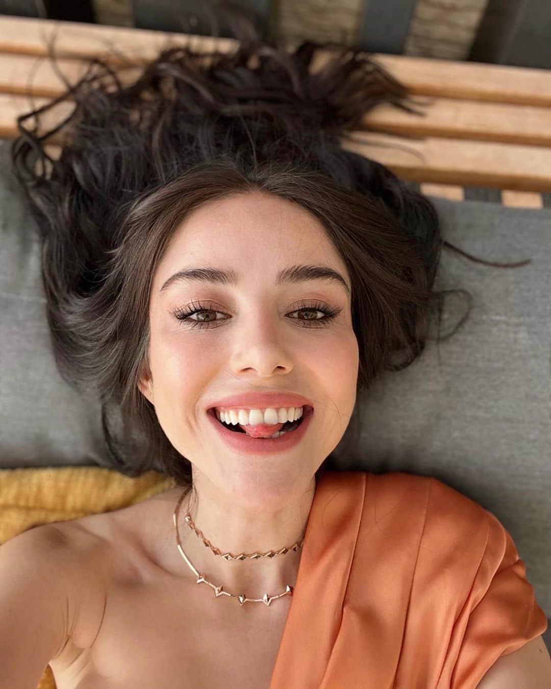 Ozge Gurelのインスタグラム：「Sinirden gülüyorum bak çok sıcak ☀️#bodrum」