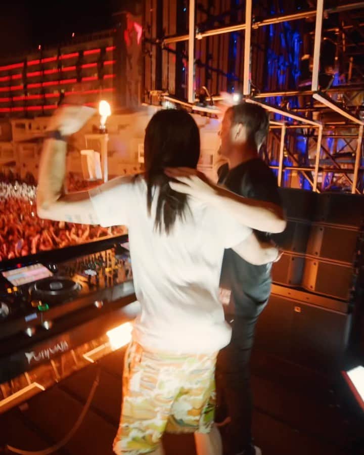 マーティン・ギャリックスのインスタグラム：「wow Ushuaia was INSANE last night! 🔥🤯 thanks for joining me @alesso & @steveaoki ❤️」
