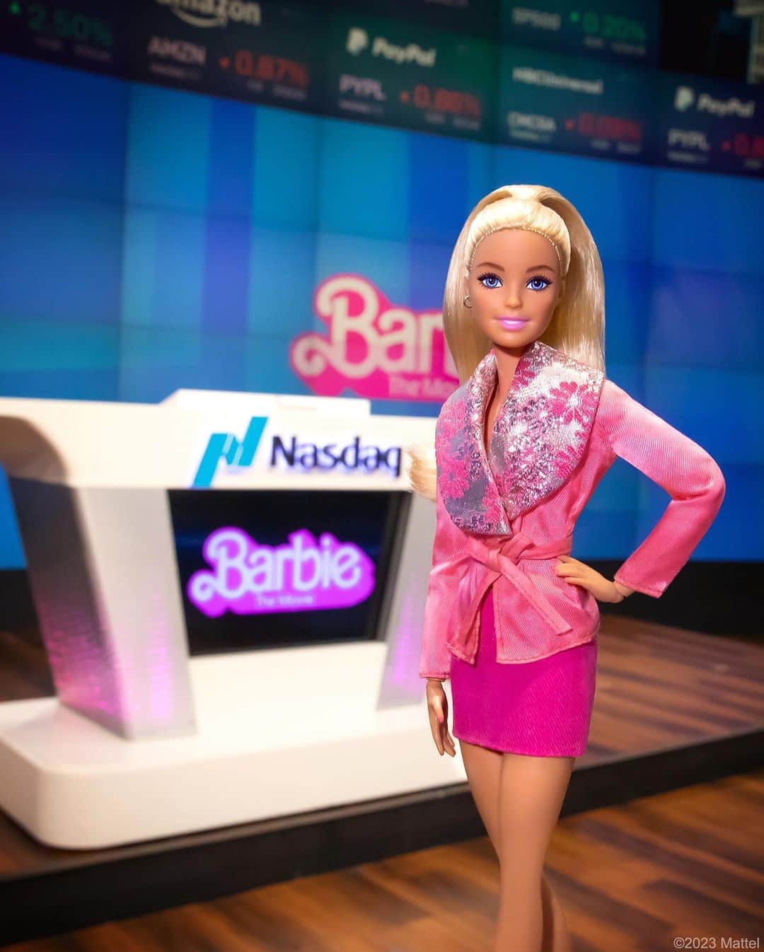 バービーさんのインスタグラム写真 - (バービーInstagram)「This Barbie took a redeye to ring the @NASDAQ opening bell to celebrate the global release of @Barbiethemovie. 🛎️ See you in the theaters! #BarbieTheMovie #barbie #barbiestyle」7月22日 2時59分 - barbiestyle