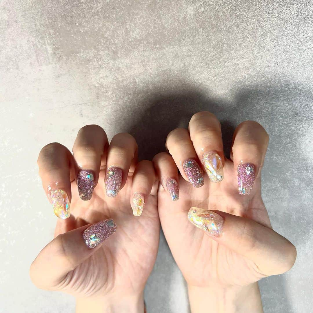 横川夢衣のインスタグラム：「💅🏻  new nail✩⃛ 夏らしくキラキラ☀️  .」