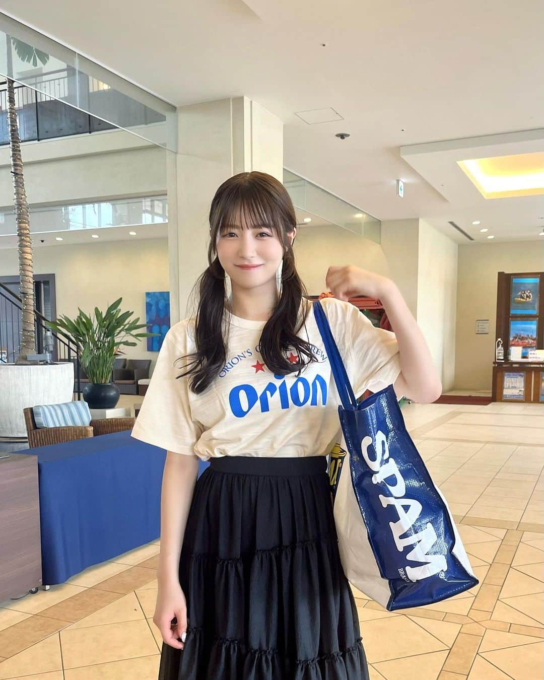 浅原凜のインスタグラム：「沖縄でTシャツ3枚買った👶🏻✌🏻  @anuans.official のスカート ボリューム感可愛すぎる､､🖤 丈感もりんが好きなの！」