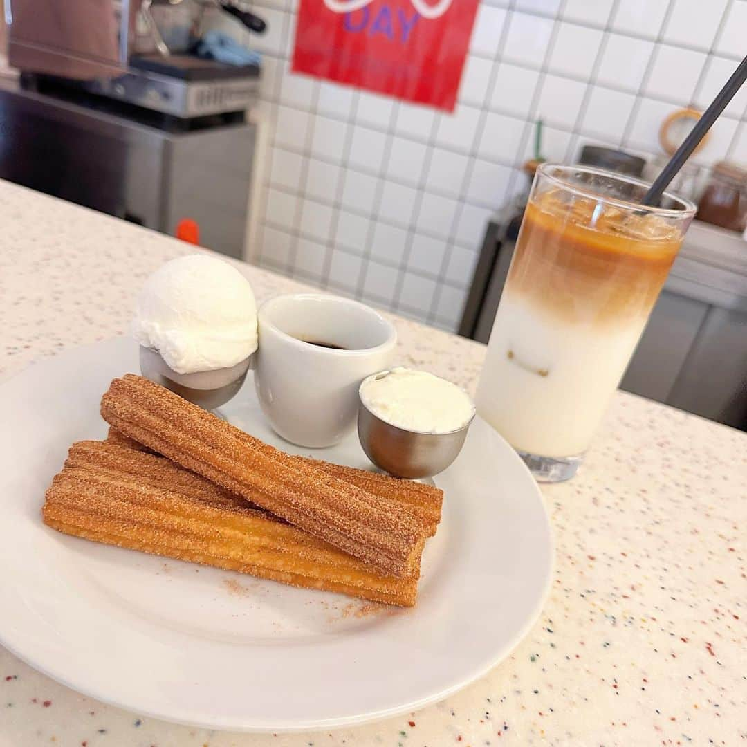 八木沙季のインスタグラム：「🤍🤍  ここめちゃくちゃ好みのカフェだった🫶🏻 チュロスもアイスもバニララテも とってもおいしかったよ🥹♡♡ チュロスにミルクアイスつけるのが最高でした✌🏻  #武蔵小杉カフェ  #チュロス  #bigbabyicecream  #新丸子カフェ  #しんまるこってかわいい」