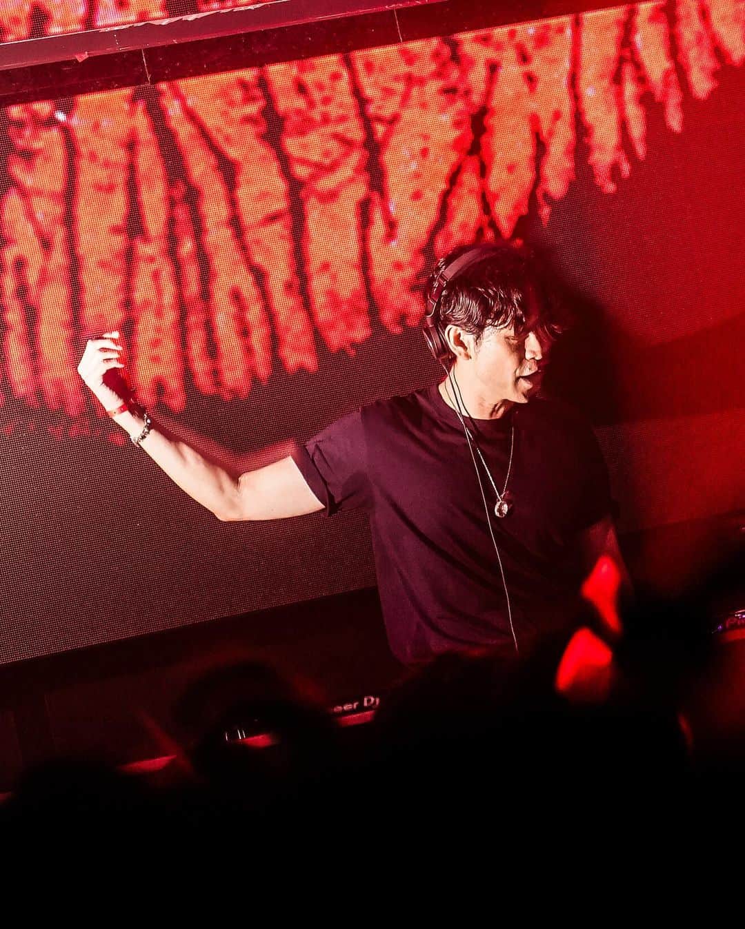 DJ Komoriのインスタグラム：「EVERY SUNDAY @atom_tokyo 🚀 夏本番に向けて毎週思いっきりPARTYしてるよ🍉  photo by @anazaaaaa   #djkomori #sugarbitz #atomtoyko #djing #tokyonightlife」
