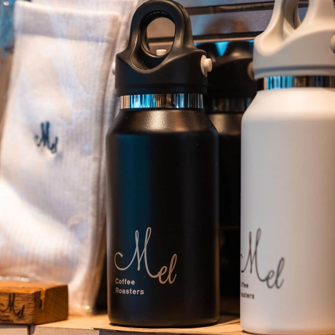 Mel Coffeeさんのインスタグラム写真 - (Mel CoffeeInstagram)「こんにちは！ いつもMel Coffee Roastersをご利用いただきありがとうございます🌊  スーパーホットサマーが続く毎日ですが、皆様水分補給はしっかりできていますか〜？🚿  私たちのマグボトルはどんな飲み物、温度でも入れることができる優れもの！ 冷たい飲み物は36時間、あったかい飲み物は18時間と長時間の保温・保冷が可能です◎ また、炭酸やアルコールも入れることができるので バーベキューなどアウトドアの際に炭酸アルコールを入れても、キンキン・シュワシュワが続くはず🍺🍾 もちろん、コーヒーを入れることもできるので 朝Melのコーヒーをマグボトルへ入れて、お仕事のお供にしていただくなんてことも可能ですよ♡  ホワイトとブラックの2色展開！ 重量は274g、350mlが入るくらいのサイズです。 在庫も少なくなってきております🫙 店頭・オンラインで お早めにお求めくださいね💃🏻💃🏻 ⚠️配信中のクーポンは物販にはお使いいただけません！ｺﾞﾒﾝﾅｻｲ!  平日10:00-18:00 土日祝 11:00-18:00 でお待ちしております〜🗽 (月曜日はおやすみ😴) (今週も皆様、おつかれさまでした〜！)  #melcoffeeroasters #osaka #specialtycoffee #coffee #pourover #coffeestand #bottle #revomax」7月21日 21時36分 - melcoffeeroasters