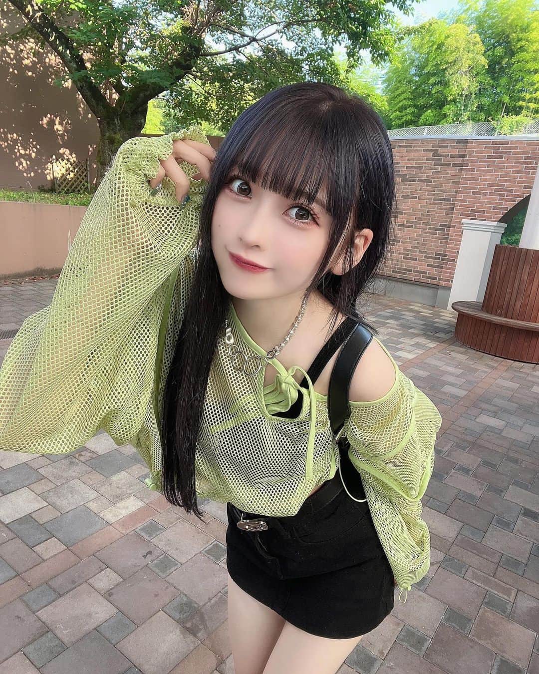 咲真ゆかのインスタグラム：「この日めちゃくちゃ盛れた₍ ᐢ. ̫ .ᐢ ₎ 大好きな #談合坂 のサービスエリア  黒のタイトスカートにみえて実はショーパン！ こういうのん楽で助かるよなあ @ksg_seoul さん♡  .  #selca #selfie #셀카 #셀카그램 #today #ootd #dailylook #instagood #instalike #instafashion #followme #outfit #今日のコーデ #ストリート系女子 #談合坂サービスエリア #好きを仕事に #japanesegirl 　#地下アイドル  #地下アイドル好きな人と繋がりたい #アイドル #推してください #自撮り界隈 #ピープス女子 #ピープス　 #自撮り　#自撮り女子 #いいね返し　  #ストリートファッション　#韓国ファッション」