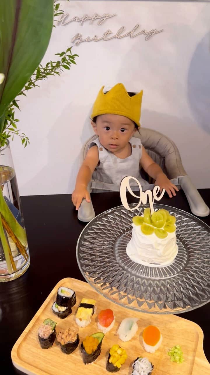 井岡一翔のインスタグラム：「- - 2023.7.17 豪快タクちゃん 1歳  お誕生日おめでとう！ Happy first Birthday,my son🎂💚✨  生まれてきてくれて、ありがとう  愛してるよ。  ※ご飯は妻特製の 離乳食お寿司とスマッシュケーキ✨  - #井岡一翔 #myson #birthday #family #mylove❤️」