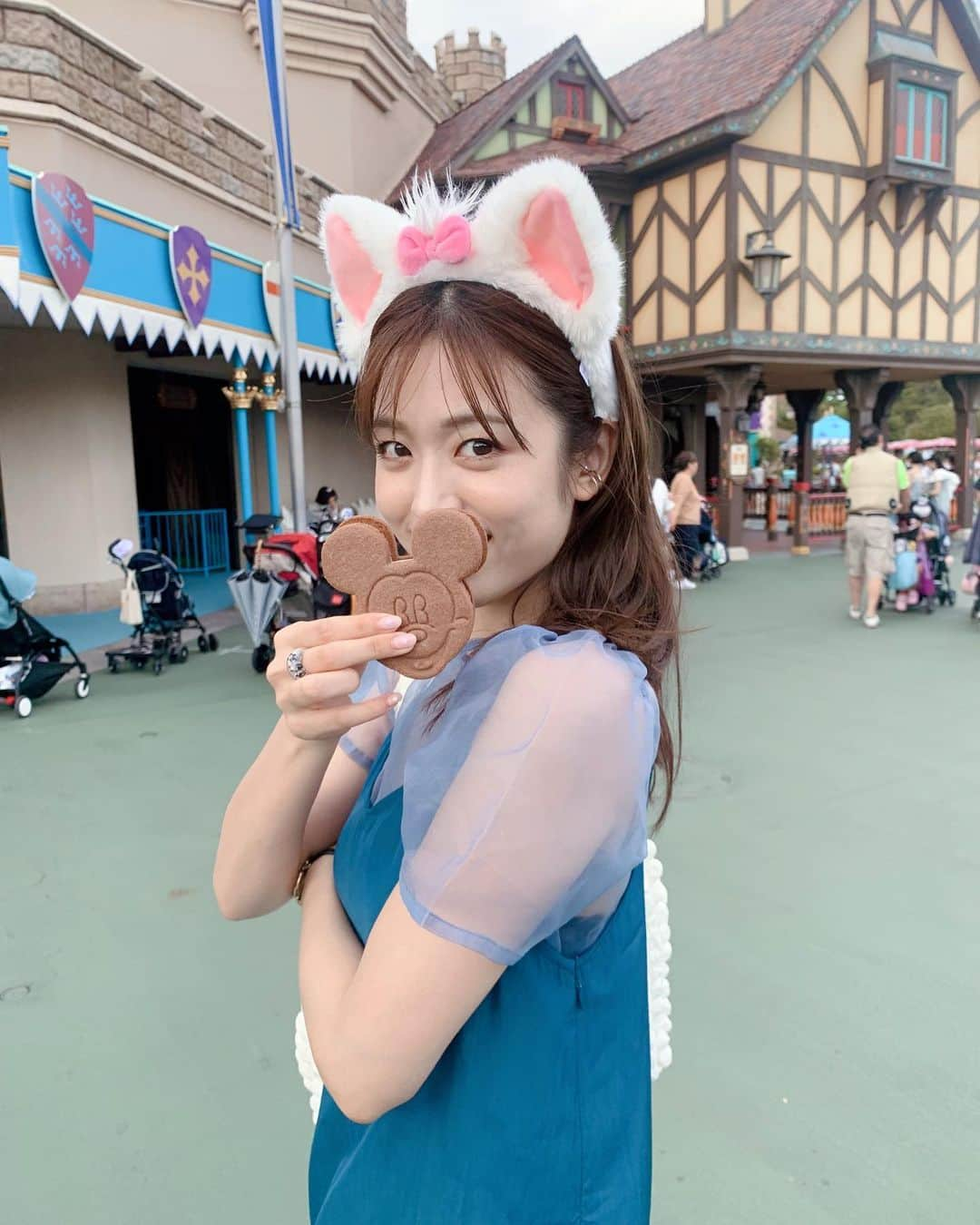 長谷川愛のインスタグラム：「マリー愛です🎀笑  今年は仕事も遊びもより全力で！ を心がけて生きてます✨笑  色んなこと考えちゃう性格だし、考え出したら止まらないんだけど、時間は流れていくから考えるなら絶対ハッピーな時間を長めにしたい♡♡と思い最近は切り替え上手に少しずつなってきました🤗  悩んで答えが出ない時は好きな音楽聴いたり、歌ってみたり、全然違うことしてみる☺️皆さんも試してみてください!  皆さんが毎日笑顔で過ごせることを祈っています💕いつまでも♡  4枚目の私。いつのなに？なんの顔？笑。  #ディズニーランド #ディズニー #マリー #マリーちゃん #ディズニーフード #ディズニーリゾート #ディズニー風景」