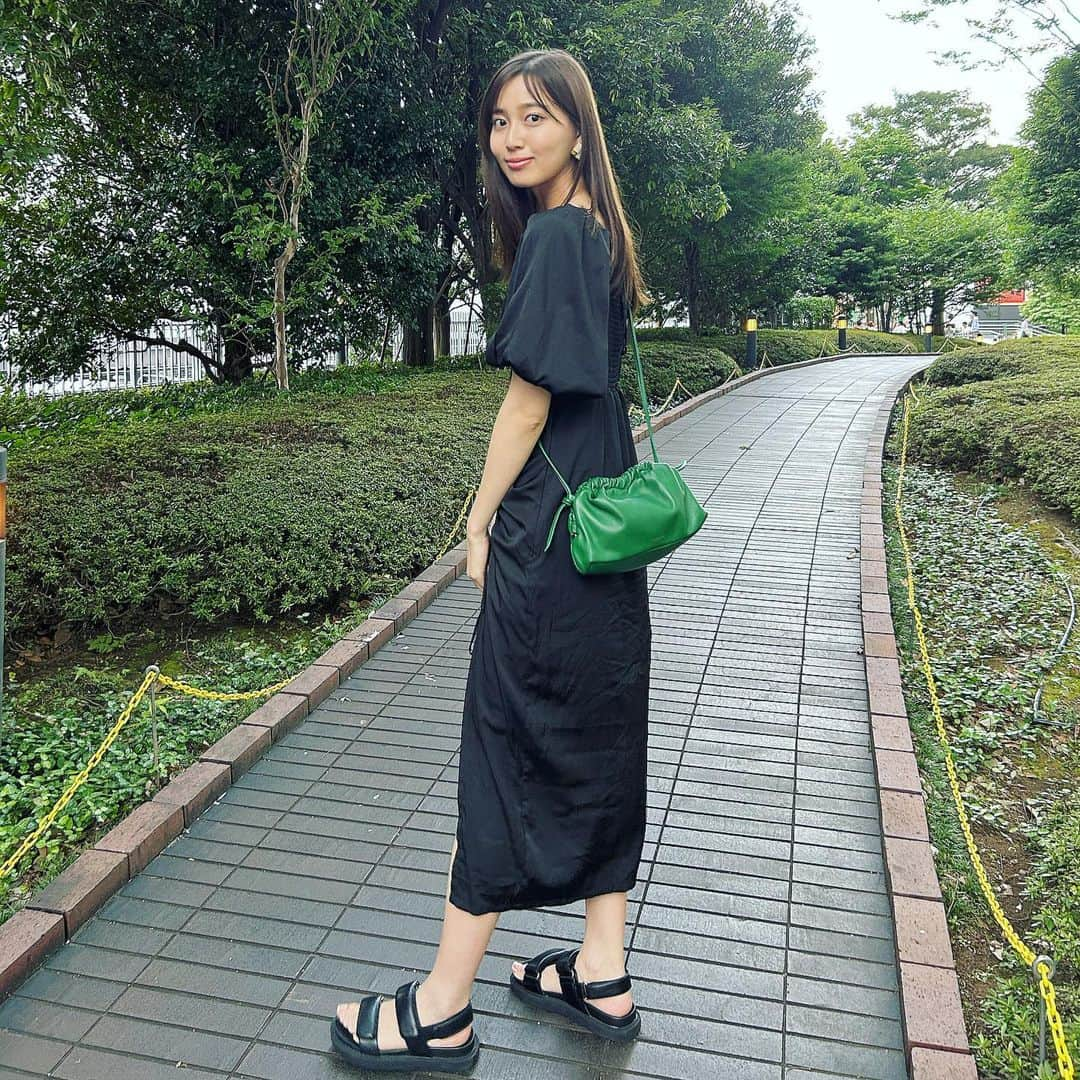 間瀬遥花のインスタグラム：「. 黒ワンピと差し色グリーン . . . #black #green #差し色 #差し色バッグ #差し色コーデ #差し色グリーン #黒ワンピース #黒ワンピ #黒ワンピースコーデ #黒ワンピコーデ #ブラックコーデ #ブラックワンピース #ladymade #mansurgavriel」