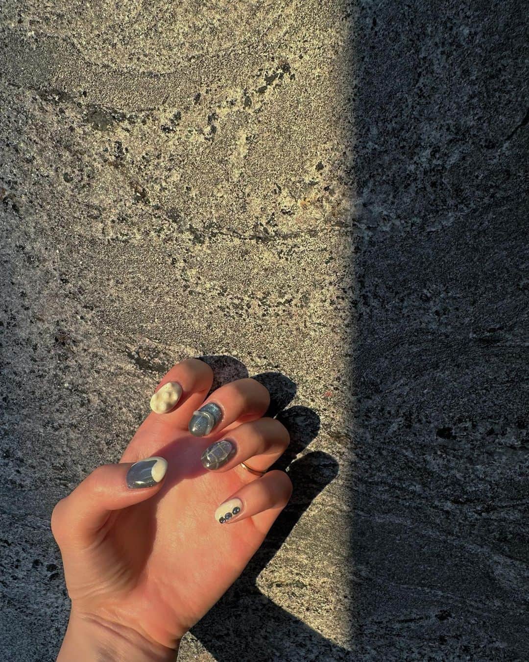 松井貴香のインスタグラム：「.  𝙣𝙚𝙬 𝙣𝙖𝙞𝙡  今回はマグネットねいる💅🏻 光の当たり方で色変わってかわいいな〜🫧 .」