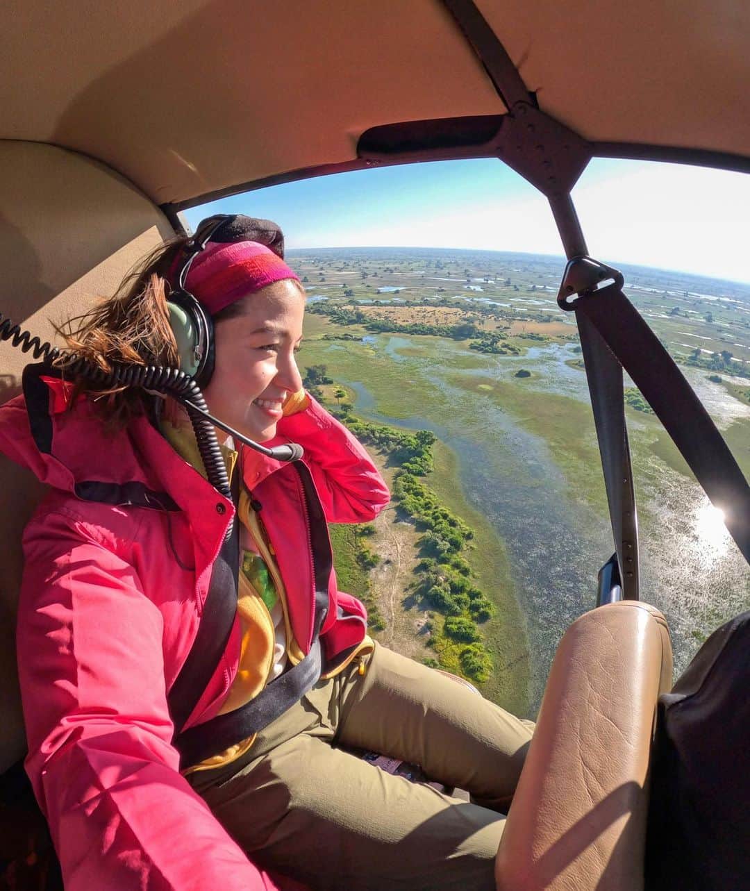 のインスタグラム：「Exploring the Okavango Delta by helicopter was absolutely amazing 🚁  地球最大級の湿地帯 #オカバンゴデルタ 空から眺めてみると…そこは動物の宝庫だった⁉︎  #世界ふしぎ発見 #ボツワナ 明日(7/22)夜9:00〜放送です💁‍♀️  . . #ミステリーハンター 久々の#ドアなしヘリコプター 🚁 #迫力すごすぎます  #高所恐怖症とかもう言えない #ペットボトル 落ちるんじゃないかと ずっとビビってたのはここだけの話🤫 #野生動物 #Barby旅行記」