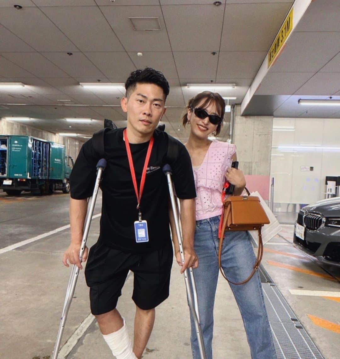 近藤千尋のインスタグラム：「歩いてたらマネージャーさんが撮ってくれた👫🩷📷 こんな時もいい思い出になるね✌️💗 たまには甘めブラウス👚🤍🤍🤍」
