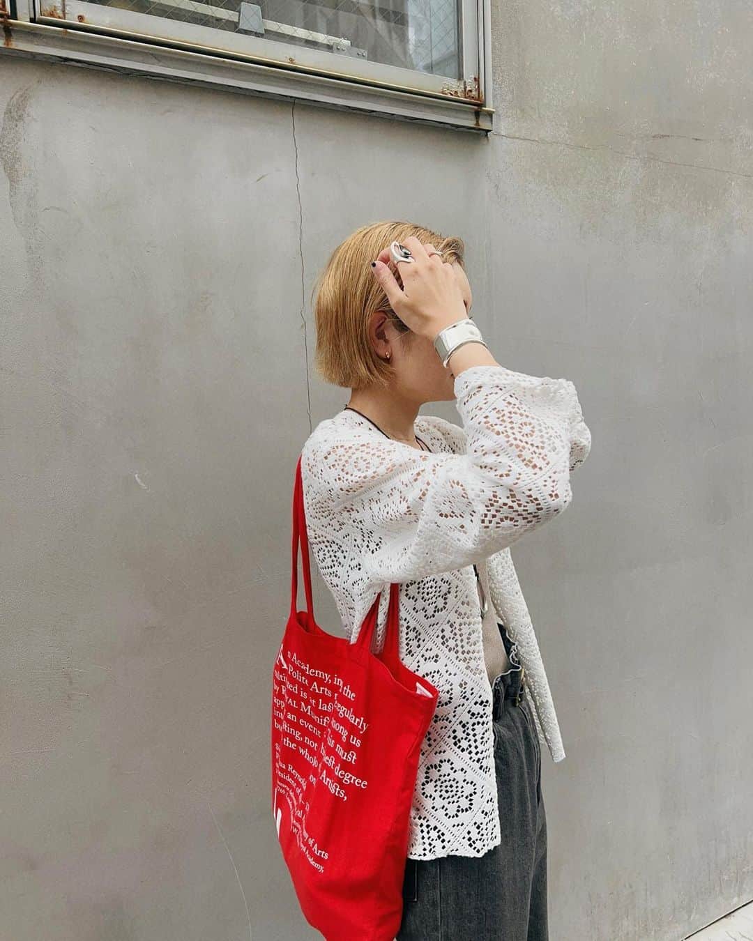 川島幸恵さんのインスタグラム写真 - (川島幸恵Instagram)「🧚🏻🧚🏻🧚🏻 ⁡ ときめきのレースブラウス。 カジュアルボトムと合わせるのが好きです♡ ⁡ 冷房対策にももってこいなんです😊 小さくたためて、シワにもなりにくいから夏の羽織におすすめ🍉 ⁡ 24日まではタイムセールでさらにお得になってます🛒✨ ⁡ ⁡ #SHENERY_official #blouse #camisole #SHENERY #lace #laceblouse  #layered #layeredstyle #fashion #styling #レースブラウス #レーストップス  #ハイトーンカラー #ハイトーンボブ #ハイトーンヘア #ボブヘア #ミニボブ」7月21日 21時41分 - sachie118