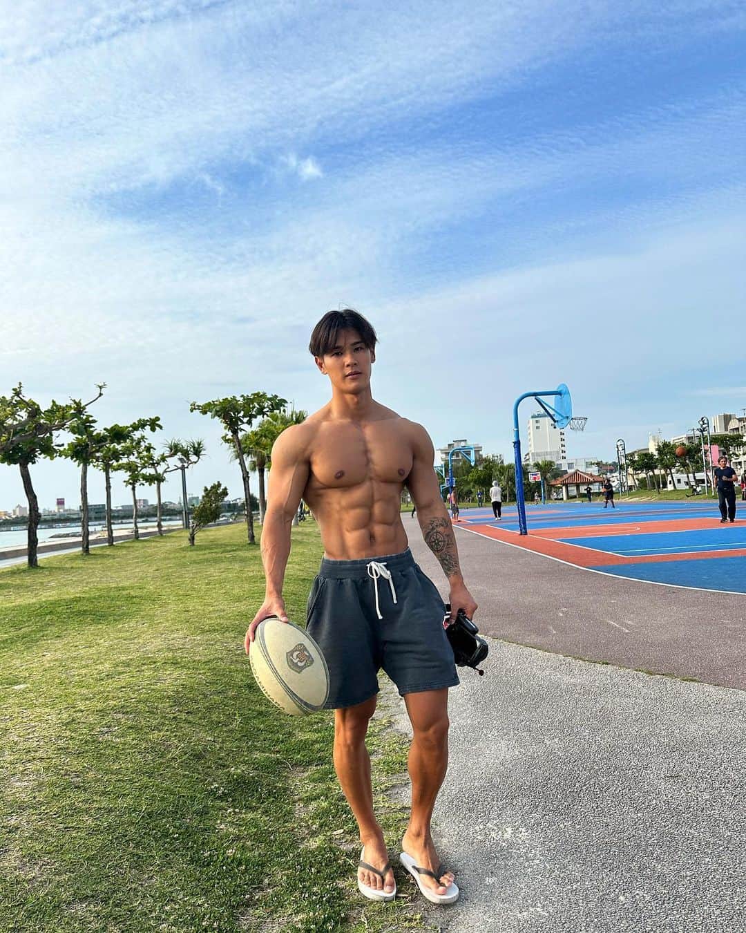 真子心太朗さんのインスタグラム写真 - (真子心太朗Instagram)「沖縄移住から4ヶ月経過⌛️ 3月からすでに夏だったから夏が長く感じてお得な気分だし、綺麗な海と広大な大自然、最高の仲間に超絶感謝🌺 まだまだ自分史上最高を更新していこう🍻 #fitnessmotivation」7月21日 21時43分 - shintaro_manago105