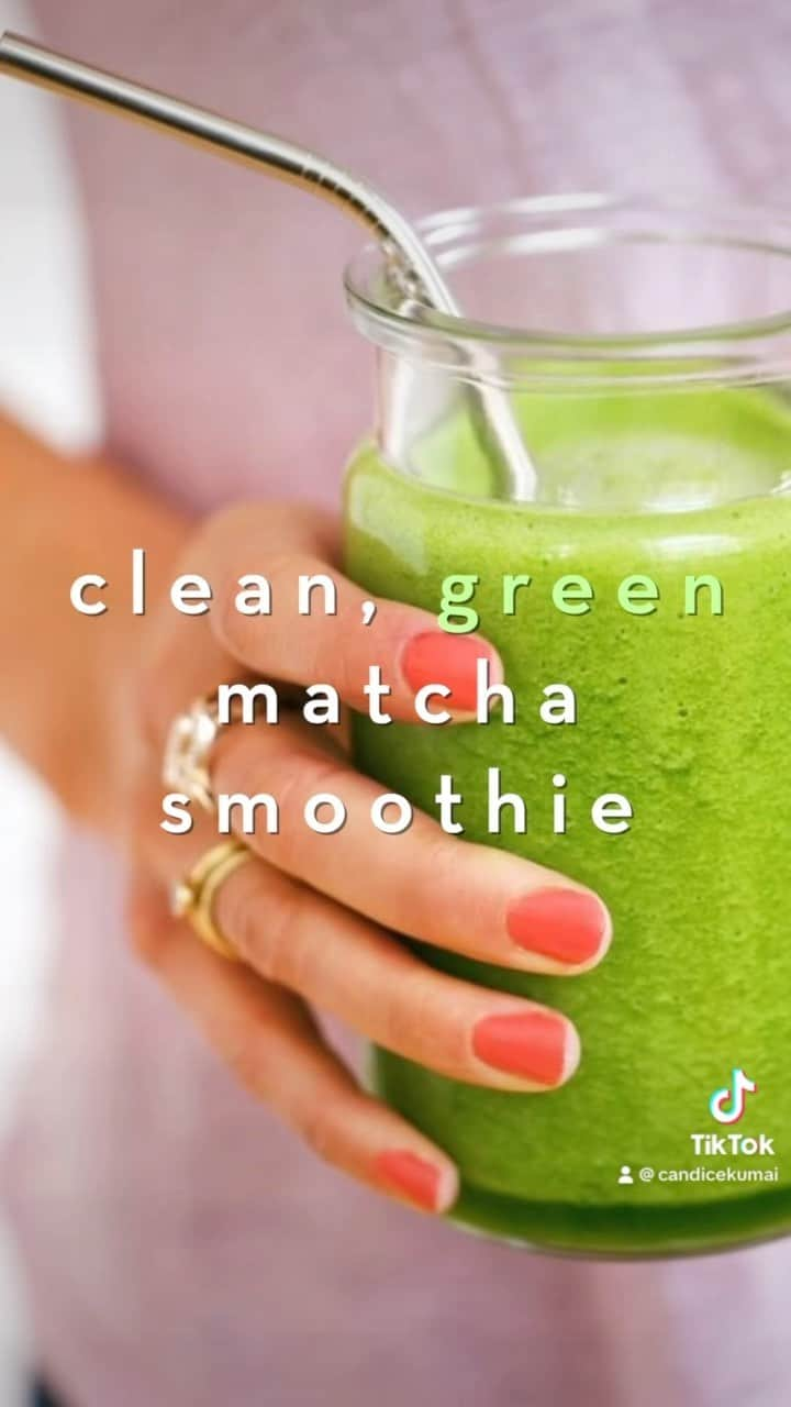 キャンディス・クマイのインスタグラム：「✨Glowing Skin + A Svelte Waist? YOU KNOWWW How to make a green🍵smoothie the right way!   Serves 2 INGREDS  1 1⁄2 cups unsweetened almond milk or coconut milk  2 cups organic baby spinach 1  frozen banana 🍌 2 teaspoons matcha green tea powder @matchalove 🍵 1 cup ice (optional) your fave protein powder or greens powder like @athleticgreens or probiotic DIREX Add all ingredients to a blender and blend! Have a beautiful Friday friends😘  xxx」