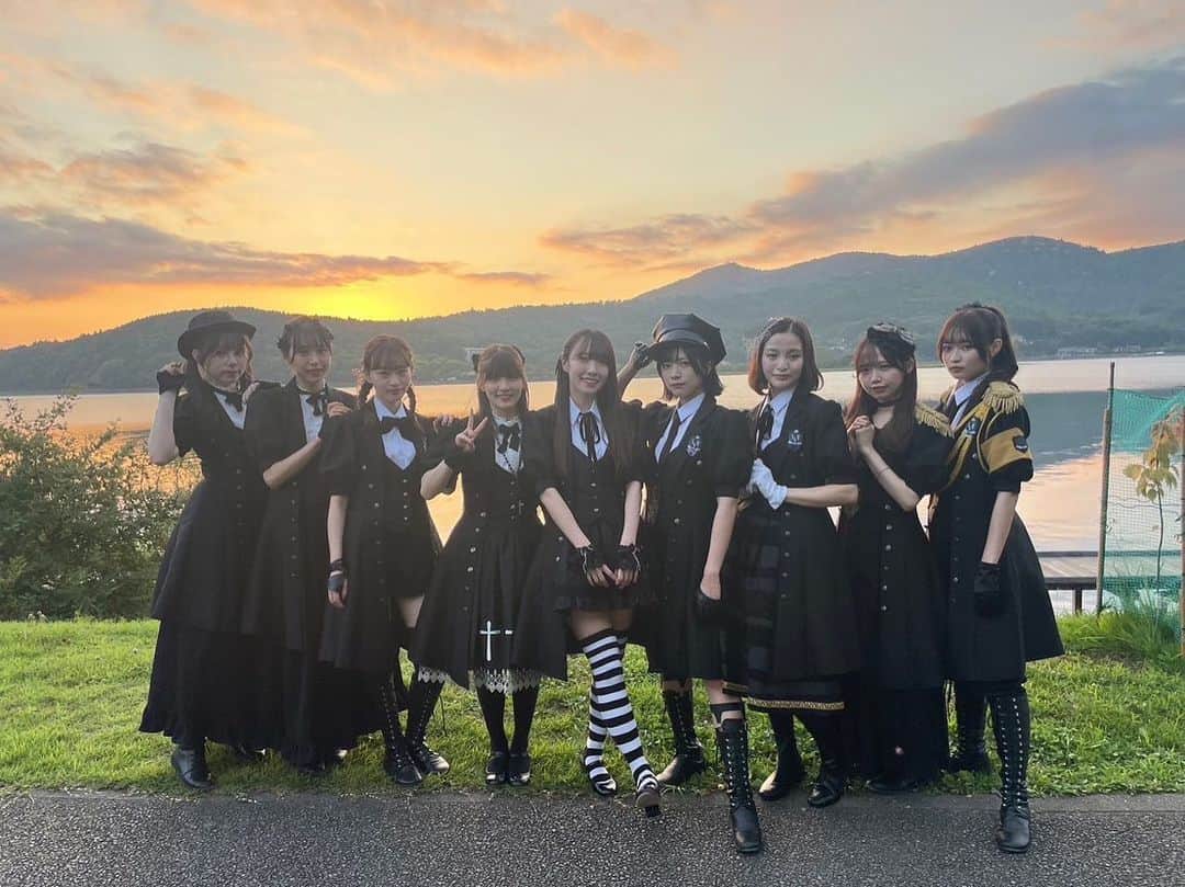 のインスタグラム：「×純文学少女歌劇団 いいチームだよね🫧  大好きな居場所っ☺︎」