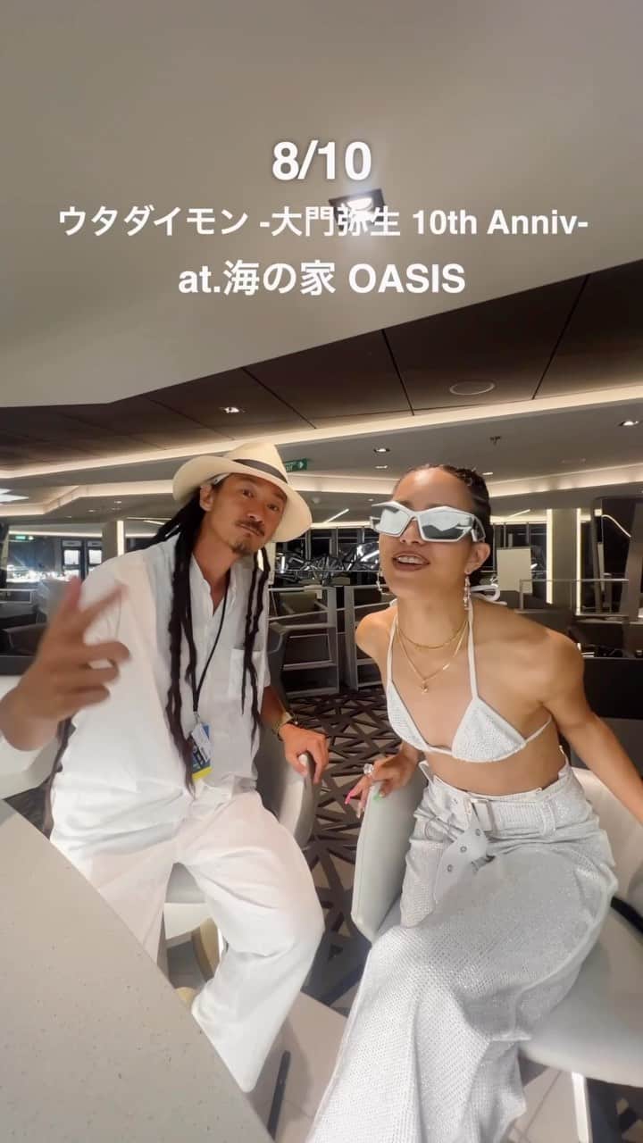 のインスタグラム：「2023/8/10 (thu) 大門弥生 10th Anniversary 「出張ウタダイモン in 葉山 森戸海岸 OASIS」  [Supported By] BLACK FLYS / CUERVO   [Host live]：大門弥生  With Willie Japan (Piano/Guitter/Cajón/Drum)  [Guest Live]：ARIWA from ASOUND / Reichi  [Guest Sound] ：OGA JAH WORKS  [Sound]：AKINO DELTA FORCE / XUNA  [Dancer]：NADiA MARiE / Aimee   [Hotgyal]：Brownfish Eri / Catalina  会場：海の家OASIS 三浦郡 (Japan・神奈川県)葉山町森戸海岸  開催日：8月10日（木）  入場料：MUSIC CHARGE 1000YEN & LIVE 投げ銭  今回の「ウタダイモン 」は葉山森戸海岸にある海の家「OASIS」より公開収録＆SPECIAL LIVE EVENTが決定。 ゲストに大門弥生が愛してやまないアーティストが集結。 この日のスペシャルゲストにシンガー「ARIWA from ASOUND」、ラッパーの「Reichi」、SOUNDは「JAH WORKS」そして、楽器のスペシャリスト「WILLIE JAPAN」と豪華なアーティストとダンサー、DJが葉山OASISに集う。この夏、最高のロケーションでのスペシャライブセッションに酔いしれる最高の1日がはじまります。  ——————  夏！海！ギャル！レゲエ！ 10thアニバーサリーの始まりは最幸メンツで海の家PARTY！！！  ワンマンの前に！  みんな集合よろしくお願いします！  Big Up Oga sannnnnnn!  Open 15:00  ※オアシスは11:00オープンですが、15:00以降は当日券をご購入の方のみのご入場いただけます。  Live 第一部 ウタダイモン 前半 17:30 - 18:30 ☆投げ銭回収 Live 第二部 ウタダイモン 後編 19:30 - 20:30 ☆投げ銭回収  Close 22:00   #海の家 #OASIS #ウタダイモン #beachparty」