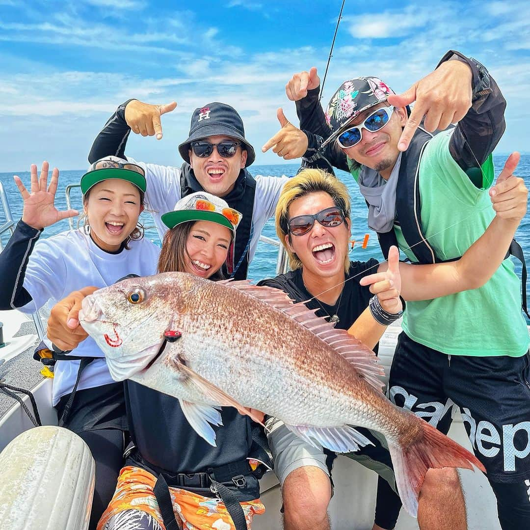 渕上万莉 のインスタグラム：「夏の明石釣行🛥第3弾🌴  またまたプライベートで釣り仲間と明石沖へ☀️  神戸マリーナからワイルドフィンズチャーターの大仲船長にお世話になりました🛥✨ @masaki.onaka   朝イチ青物の活性がイマイチだったので サビキで鬼アジ釣りで美味しいお土産ゲット😍❤️  その後はのんびりタイラバのリレー便🌴☀️  美味しいやつから可愛いやつ、キレイなやつと青いやつ🐟 色んな魚が遊んでくれてクーラーは賑やか🐟🐟🐟🐟✨  そして最後に 明石で夢の70センチオーバーのマダイが来たー🥲🙏🏽‼️✨✨ 計測71センチ🐟  七夕🎋の日に願いを叶えてくれました🥹✨✨  とは言っても、魚はサイズが全てじゃないし♨️ 食べるとしたら40センチ前後がベストなんやけど😂 みんなが一緒に喜んでくれて心に残る1匹を釣らせてもらったことに感謝🥹🙏🏽✨✨  船長は持ち帰る魚全てキチンと鬼締めしてくれて管理してくれました🙏🏽  自分のクーラーにはFUCHIトレーを入れて丁寧に冷やしてみた🧊 持ち帰ったアジは捌くと内臓脂肪がいっぱいで脂で身は真っ白‼️  正直、今まで食べたアジの中で1番美味しかった。  忘れられないから また釣りに行かないと🥹❤️  ■2023.7.7 兵庫県　神戸マリーナ ワイルドフィンズチャーター  #ワイルドフィンズチャーター  #タイラバ #明石タイラバ #鬼アジ #ギガアジ #船釣り #釣り #釣り仲間 #risejapan #海遊 #xbraid  #ゼロカーリー #なみだま #ふちトレー #fuchibite  #フッチー #渕上万莉」