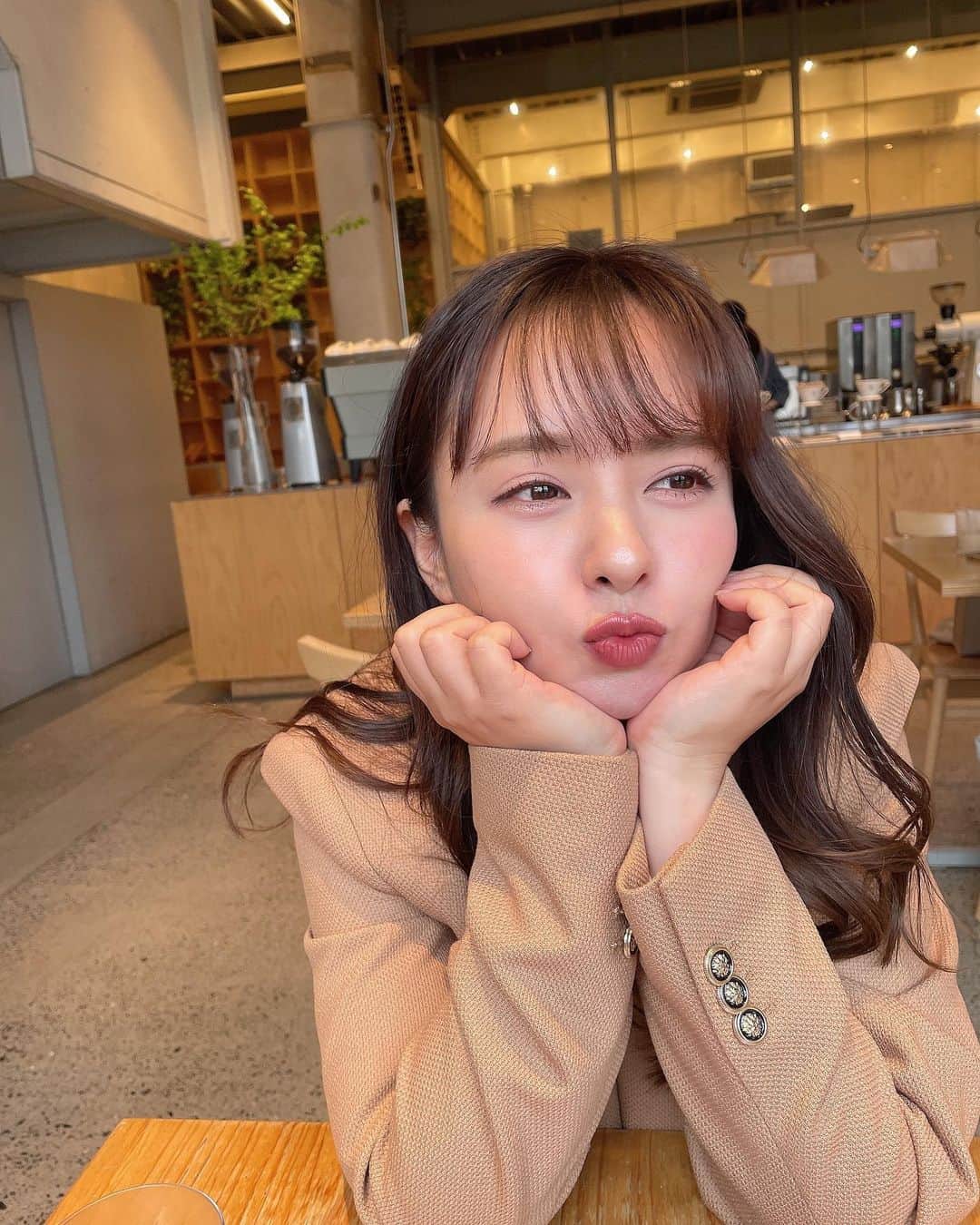 山田菜々のインスタグラム：「東京でイベントするよ〜📝  ４月に大阪で初めてイベントをして 「来てくれる人いるかな🥲？」 「盛り上がるのかな🥺？」 って心配がステージにたった瞬間 ぶっとんでイベント大成功でした🎂♡  関東でも〜🥹と言っていただいたので、 せっかくならば！と関東のみんなにも 会える機会を作ろうとなりました🪴💕  今回は夏なので、夏を感じてもらって 昔から応援してくれてくれる人は 歌ってるところを見たいと思うので🤤(厚かましい) 今回も歌おうかなと思ってます😌❤️‍🔥笑  2023.8.5(土) 📍都内某所(東京都) １部 14:30〜　２部 18:30〜  チケット販売はInstagramトップの アーカイブのところにまとめてます🎫  毎日忘れないようにストーリーでも 流そうと思っています🥹‼️ (いつも忘れがち😯)  とびっきりの可愛い顔写真を添えて(😏？) お知らせとさせていただきます🤤♡笑」