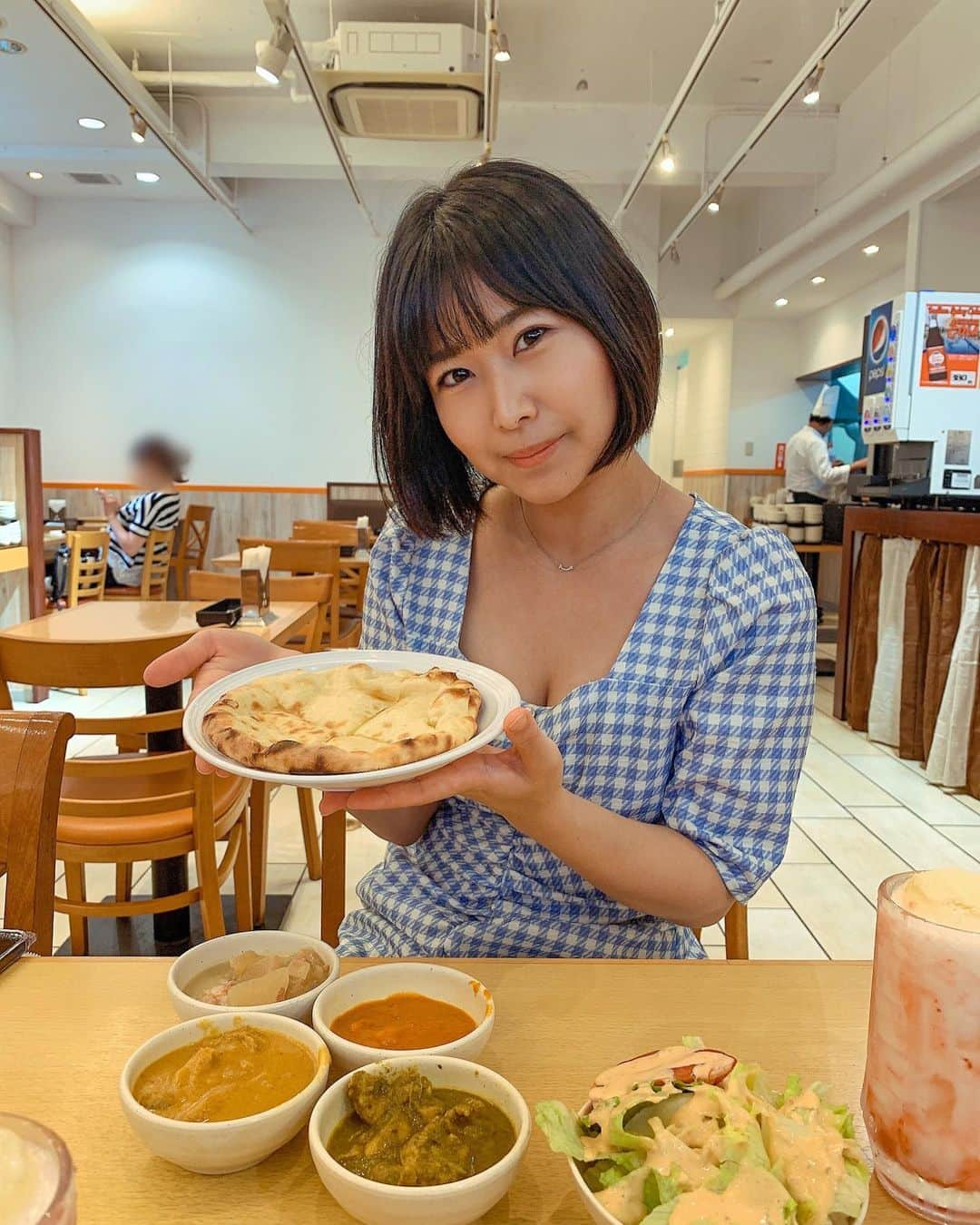 西村禮のインスタグラム：「下北沢で本格インドカレー！  【印度 下北沢店】さん💖  サブカル、芸術の街・下北沢！ 私もよく学生の頃は行きました☺️  今回はそんな下北沢の美味しい濃厚なインドカレーの紹介です！ カレー大好き西村が満腹になるまで食べちゃいました🍛  私がいただいたのは、 炭焼きチーズナン、炭焼きナン、日替わりカレー4種、ライス、サラダが食べ放題のコースです。  そして、新メニューのラッシークリームソーダ✨  チーズナンが食べ放題なんて😭 とろとろ熱々濃厚で最高でした！！ カレーも甘口から辛口まで揃えられていて、誰でも楽しめる❤️  ぜひ、下北沢でカレーを食べる時は寄ってね！  PR @indoshimokitazawaten #印度 #印度下北沢店 #下北沢グルメ #下北沢カレー #ナン食べ放題」