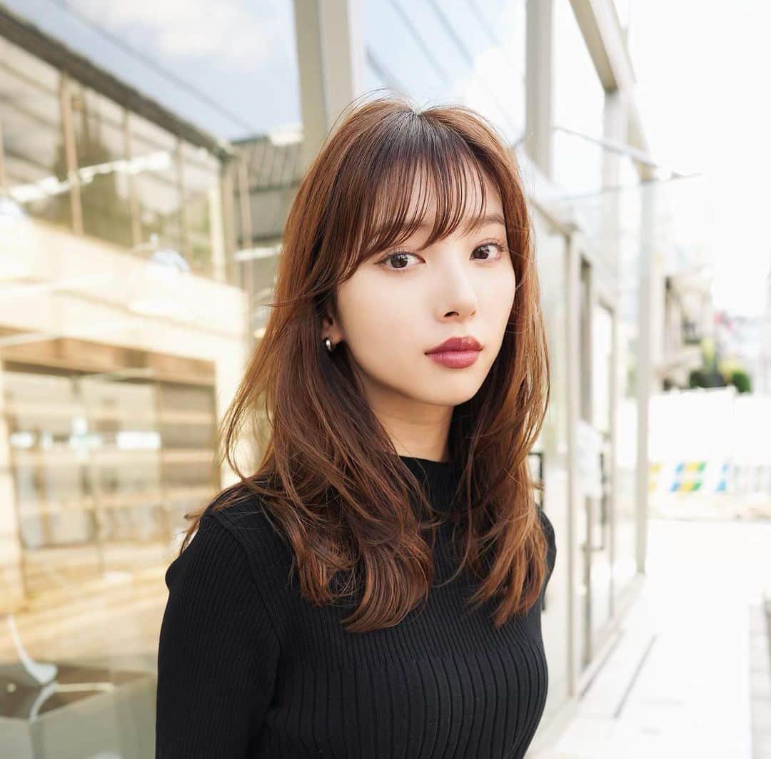 齋藤純也のインスタグラム：「ロングレイヤースタイル✂︎  動きと柔らかさのあるヘアスタイルがこだわりです💇‍♀️ ハサミの入れ方でデザインが大きく変わります、骨格と輪郭と髪質に合わせて誰よりも似合うヘアスタイルを♩  ✴︎PRICE✴︎ カット✂︎7700円 カラー✂︎7700円  カットなしの場合シャンプーブロー料金+2200円 カラーはトリートメントin処方で圧倒的な艶感と手触りをプラスします。 ブリーチor3Dハイライト施術はプラス7700円です。 パーマ✂︎7700円 トリートメント✂︎種類多数によりカウンセリングで決めさせていただきます。5500円〜11000円 縮毛矯正✂︎17600円、前髪のみは6600円 ・ ネット予約が×の所もお電話かDMで時間調整できますので気軽にご連絡ください！ kelly.表参道本店　A1出口より徒歩45秒 東京都渋谷区神宮前5-2-5 JY表参道ビル２Ｆ kelly. ・ ・ ✔️群馬県伊勢崎市で出勤するスケジュールは隔週水曜日です。 群馬店は料金が異なります、お問い合わせください 群馬のご予約はＤＭまたは ホットペッパービューティーで  kelly. by L.O.G 検索✂︎ 在籍日程が少なくて申し訳ありません。 薬剤は最新のものを揃えました 群馬県伊勢崎市宮前町146-1」