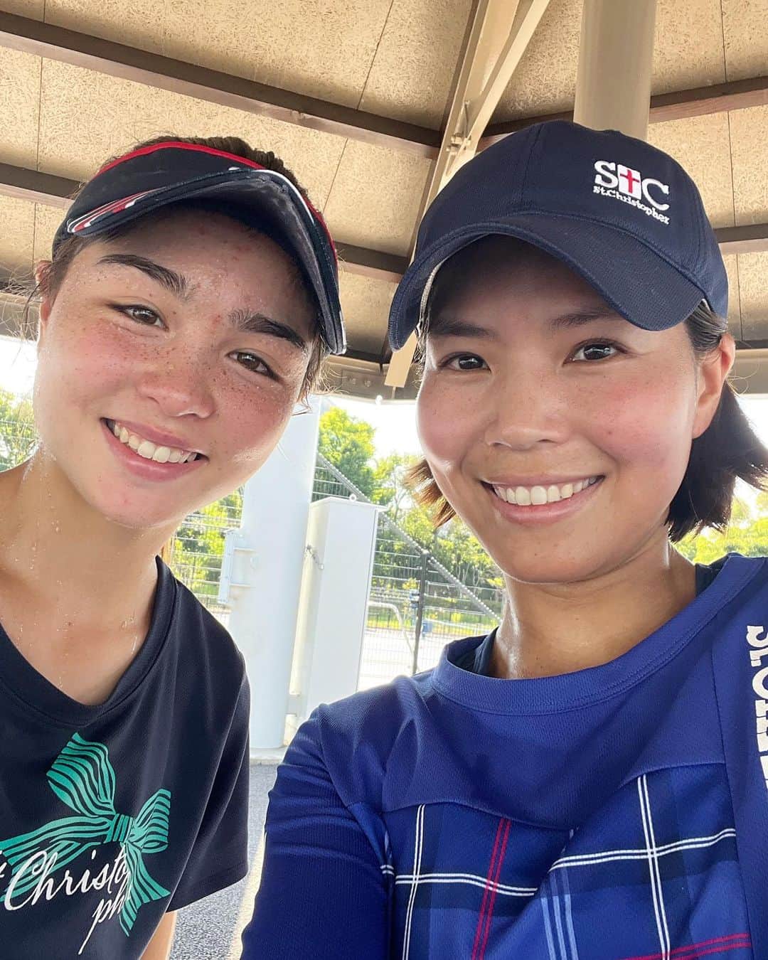 尾崎里紗のインスタグラム：「まゆちゃん日本での最後の練習🎾 アメリカ気をつけて行ってきてね！ また日本で待ってまーす(^^)  @stchristopher.tennis  ⁡ ⁡」