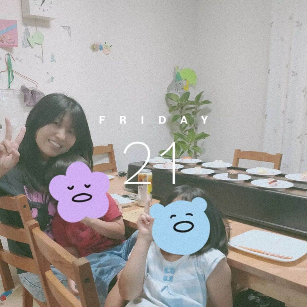 Ritsukoさんのインスタグラム写真 - (RitsukoInstagram)「Happy 712Day🎂 お誕生日でした。  今日はお気に入りのスパイスカレーのお店@currypunk_food でランチをして (店内BGMはmophing peopleとblurだった🎶)  静岡から親友が仕事で大阪に来てて、時間が空いたということでゲリラで会いに行って、その娘と一緒に 豊中にある素敵なアウトドアのお店 @campsails でアウトドアスパイスを買って カフェでお茶をしてお腹抱える程笑って  夜はサプライズで自宅で回転寿し🍣  子供がめっちゃ喜んでた🤣  盛りだくさんでSpecialな1日でした🎶  そして本日、@mophing_people 1st フルアルバム ｢#mppp｣  サブスク解禁です🎧  みんなたくさん聴いて感想聞かせて下さいね🎶 https://orcd.co/mophing-people-mppp  #mophingpeople #mppp #サブスク解禁 #配信リリース #世界同時配信 #かっぱ寿し #自宅で回転寿司 #forestworks  #たんじょうび」7月21日 21時49分 - litsuko721