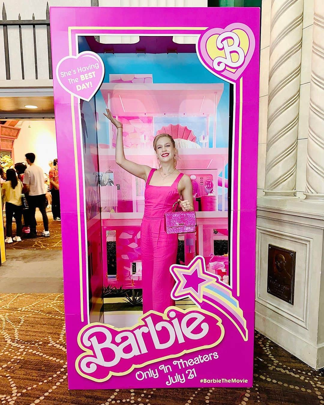 ケイトリン・ウィーバーのインスタグラム：「She’s having the BEST day 🩷💄  (The movie was amazing and important. Go see it immediately!)  #barbiemovie」