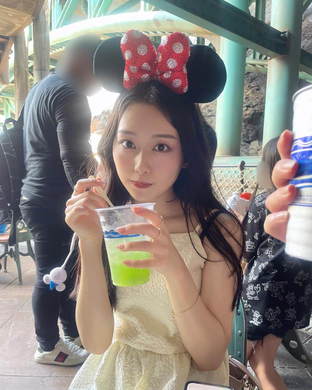 としお理歩さんのインスタグラム写真 - (としお理歩Instagram)「Disneysea💞✨ お友達と行ってきたよ~！ 暑さと強風で大変だったけど楽しかった~🐭♡  40周年限定のドリンクゼリー入ってて激ウマでした🫧 . . #ディズニーシー#Disneysea #ワンピースコーデ#ディズニーコーデ#キャミワンピ#ディズニーカチューシャ」7月21日 21時50分 - riho_toshio