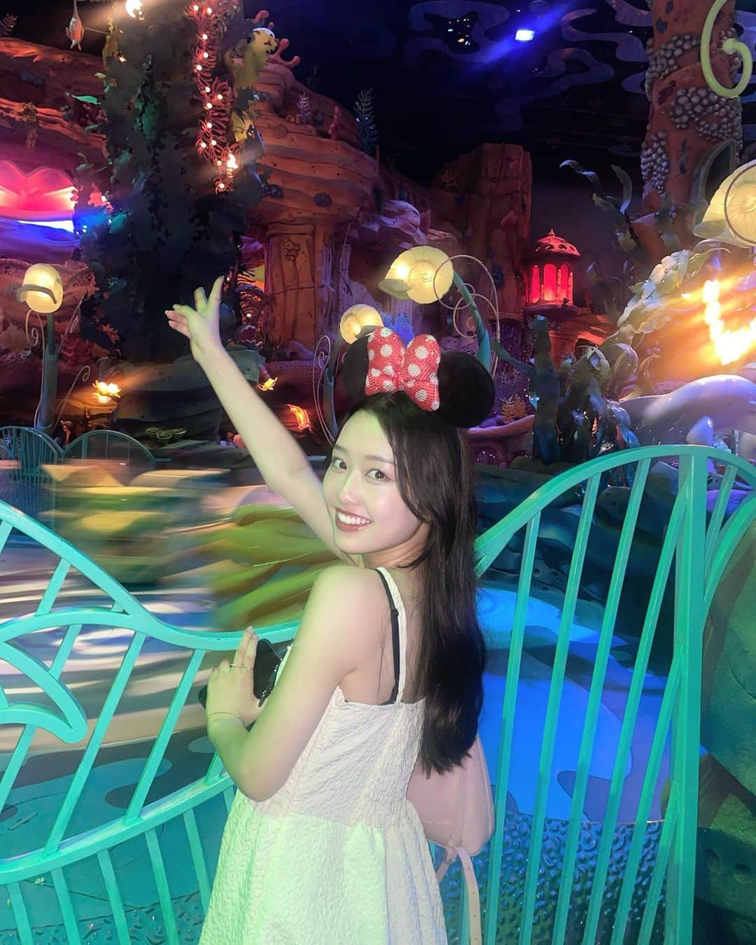 としお理歩さんのインスタグラム写真 - (としお理歩Instagram)「Disneysea💞✨ お友達と行ってきたよ~！ 暑さと強風で大変だったけど楽しかった~🐭♡  40周年限定のドリンクゼリー入ってて激ウマでした🫧 . . #ディズニーシー#Disneysea #ワンピースコーデ#ディズニーコーデ#キャミワンピ#ディズニーカチューシャ」7月21日 21時50分 - riho_toshio