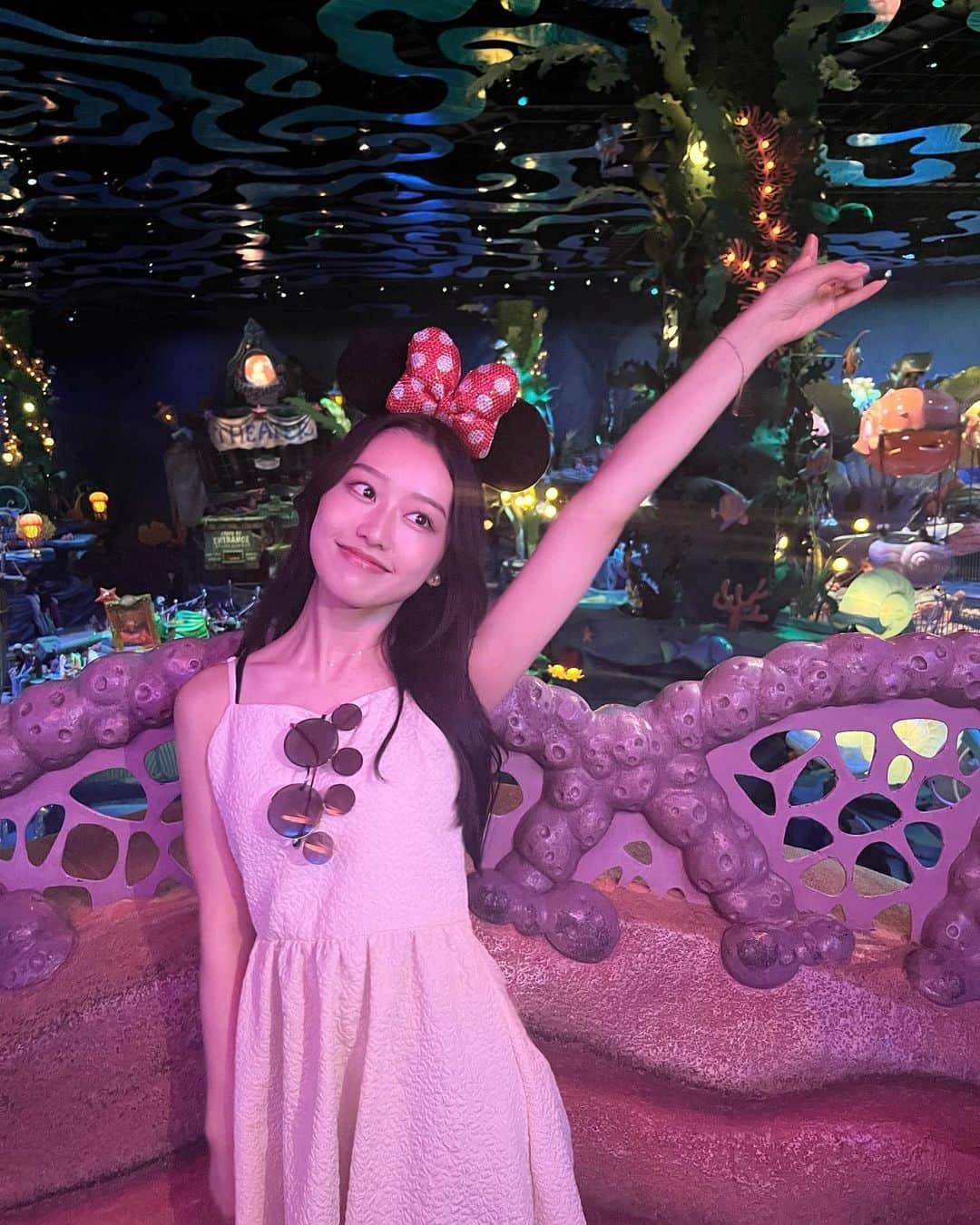 としお理歩さんのインスタグラム写真 - (としお理歩Instagram)「Disneysea💞✨ お友達と行ってきたよ~！ 暑さと強風で大変だったけど楽しかった~🐭♡  40周年限定のドリンクゼリー入ってて激ウマでした🫧 . . #ディズニーシー#Disneysea #ワンピースコーデ#ディズニーコーデ#キャミワンピ#ディズニーカチューシャ」7月21日 21時50分 - riho_toshio