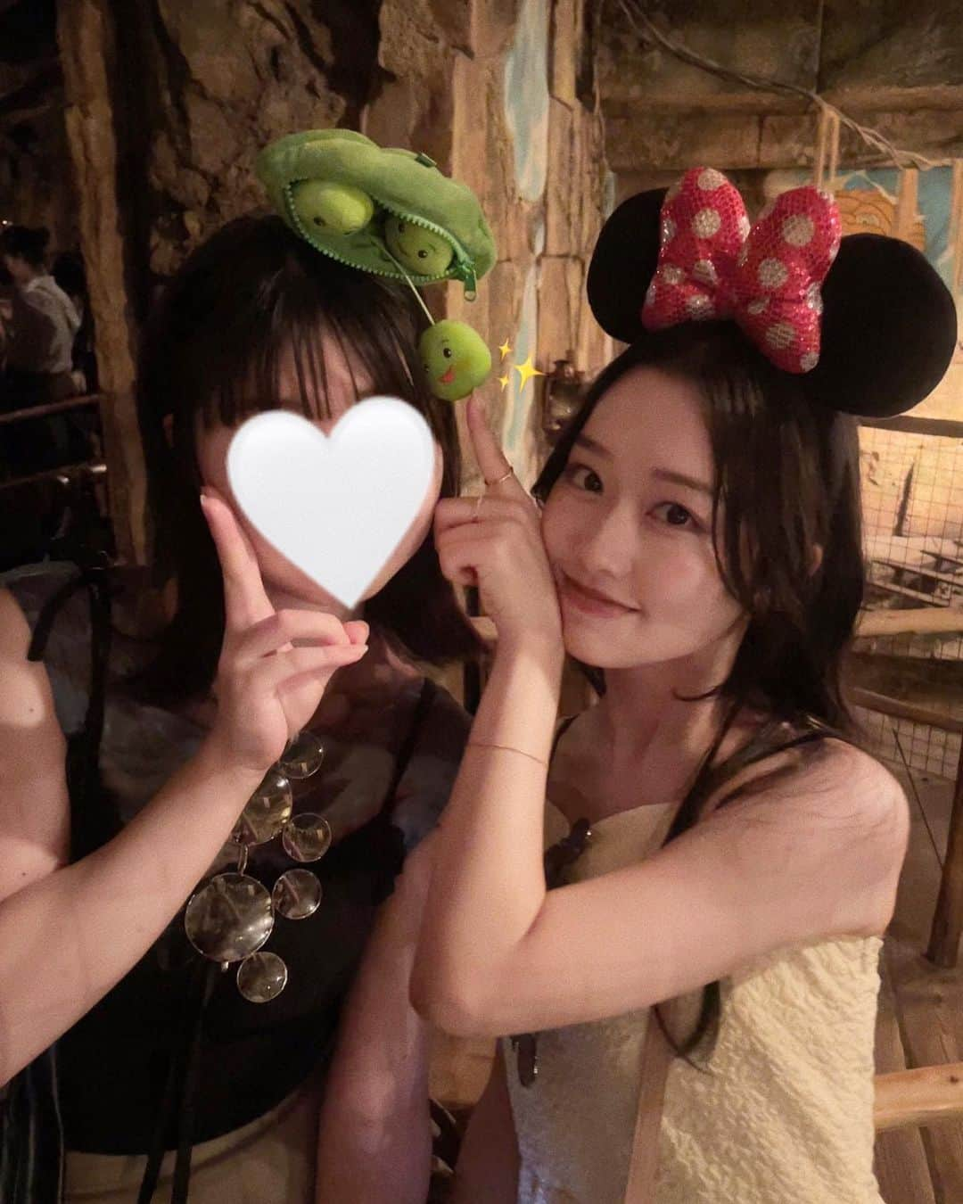 としお理歩さんのインスタグラム写真 - (としお理歩Instagram)「Disneysea💞✨ お友達と行ってきたよ~！ 暑さと強風で大変だったけど楽しかった~🐭♡  40周年限定のドリンクゼリー入ってて激ウマでした🫧 . . #ディズニーシー#Disneysea #ワンピースコーデ#ディズニーコーデ#キャミワンピ#ディズニーカチューシャ」7月21日 21時50分 - riho_toshio