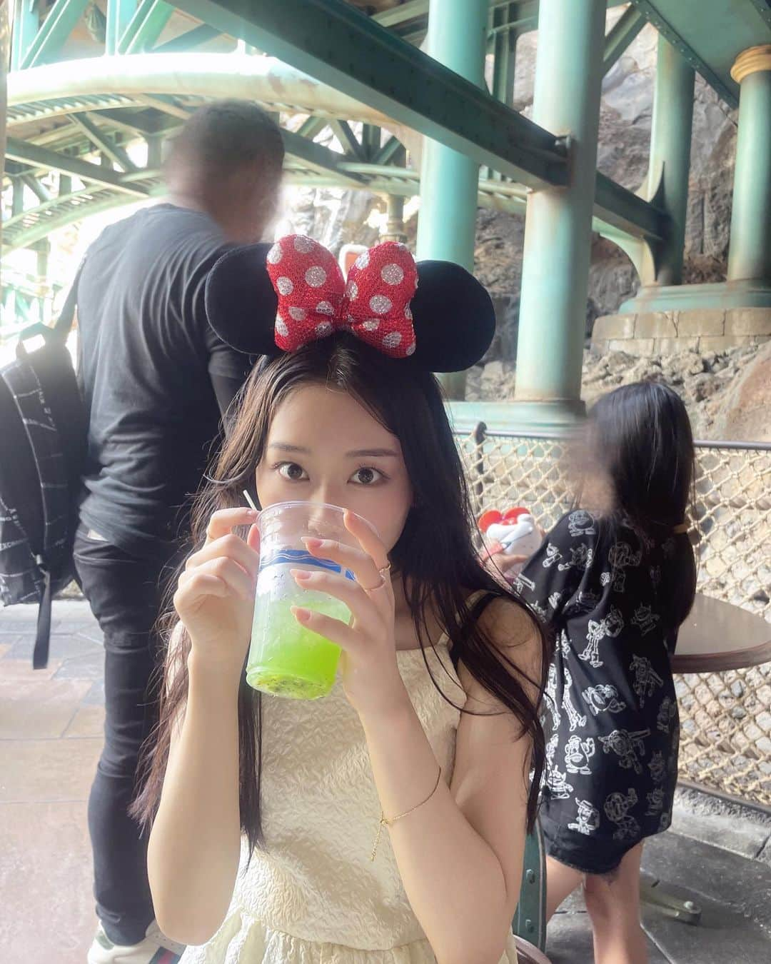 としお理歩さんのインスタグラム写真 - (としお理歩Instagram)「Disneysea💞✨ お友達と行ってきたよ~！ 暑さと強風で大変だったけど楽しかった~🐭♡  40周年限定のドリンクゼリー入ってて激ウマでした🫧 . . #ディズニーシー#Disneysea #ワンピースコーデ#ディズニーコーデ#キャミワンピ#ディズニーカチューシャ」7月21日 21時50分 - riho_toshio