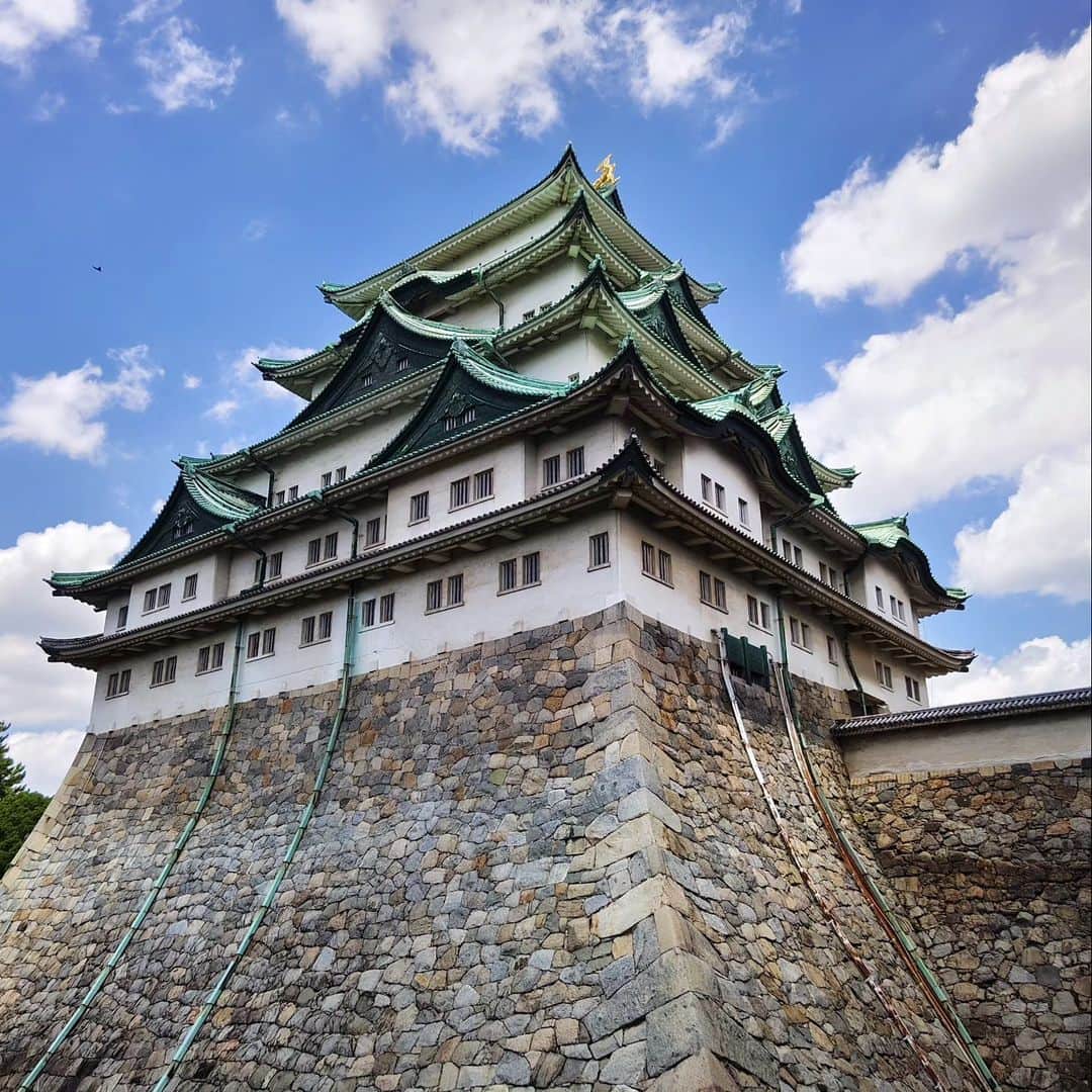 和田益典さんのインスタグラム写真 - (和田益典Instagram)「◆ナゴヤ記④  2023/7/16  お昼の後はいよいよ本丸攻め。  とにかく暑い… そして人多い。外国人多い。  けど折角なので一周しましたよ。  耐震性の問題で天守内部には入れませんでしたが、外観だけでも楽しめました。  いつも見てるのは大坂城なので、新鮮でしたね。  石垣もスケールが大きかったですわ。  はたして木造による天守再建は実現するのでしょうかね。  熱田神宮に引き続きドラクエウォークのランドマークも無事GET致しました。 . . 引き続き、スマホの画像フォルダ見ながらテキトーに区切って続けます。 . . . #名古屋 #ナゴヤ #nagoya #備忘録 #名古屋城 #スマホ写真 #お城 #石垣 #城壁 #城 #金のシャチホコ #金鯱 #青空 #空 #快晴 #ドラクエウォーク #史跡 #遺跡 #castle #japanesecastle #sunnyday #summer #bluesky #sky #skyblue #japan  #わだます尾張ナゴヤ記2023 .」7月21日 21時52分 - masunori_wada